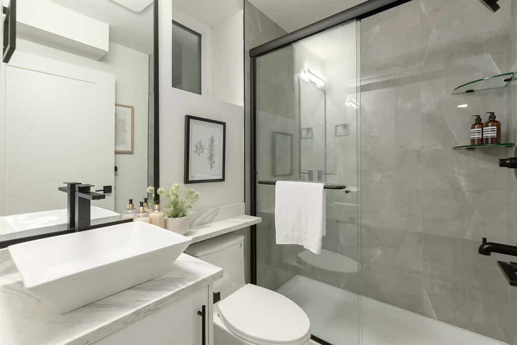 2 2658 DUNDAS STREET Unit: 2