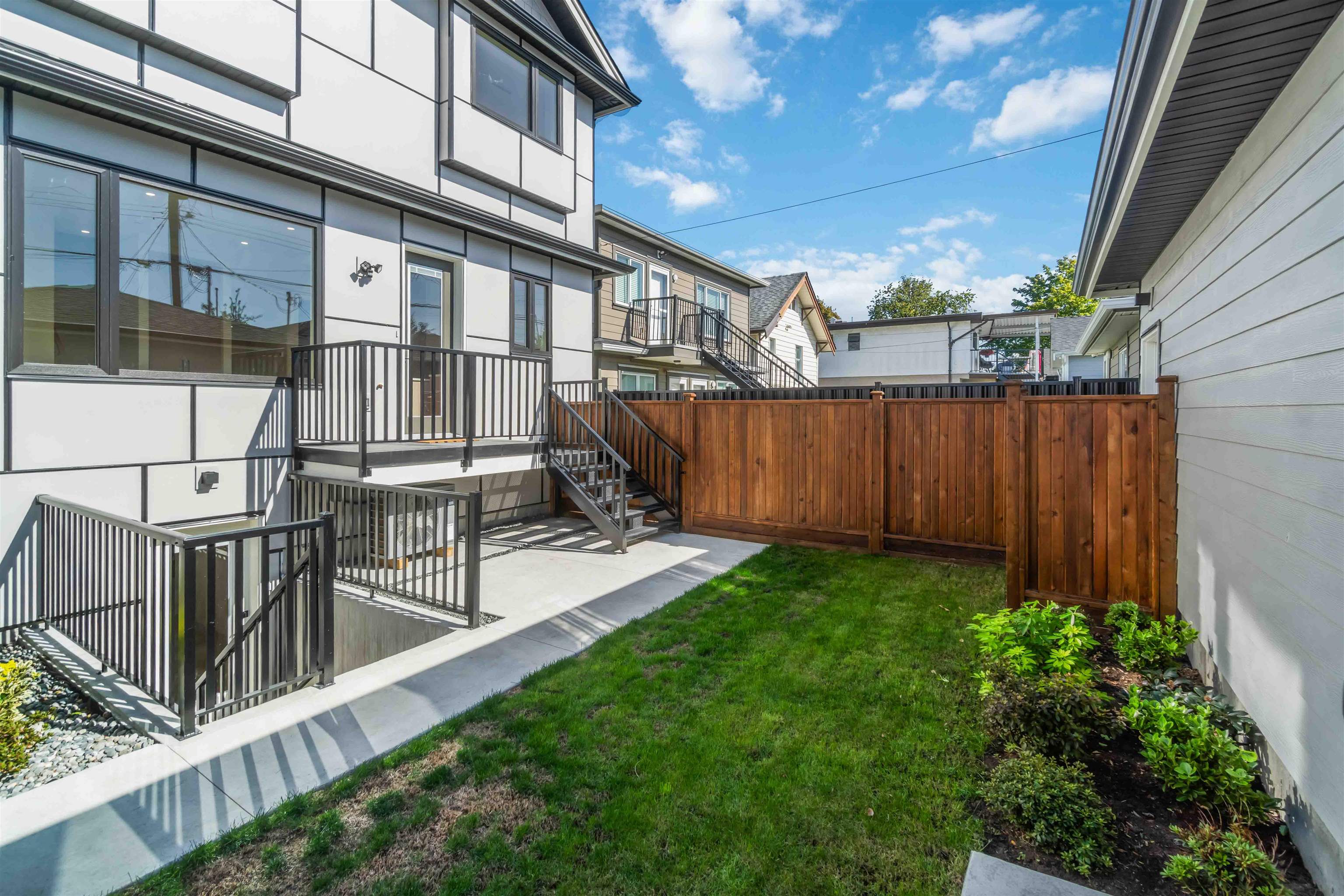 2 2658 DUNDAS STREET Unit: 2