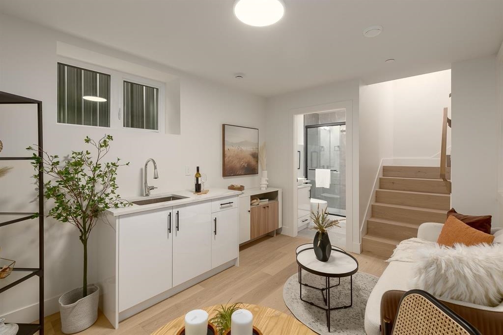 2 2658 DUNDAS STREET Unit: 2