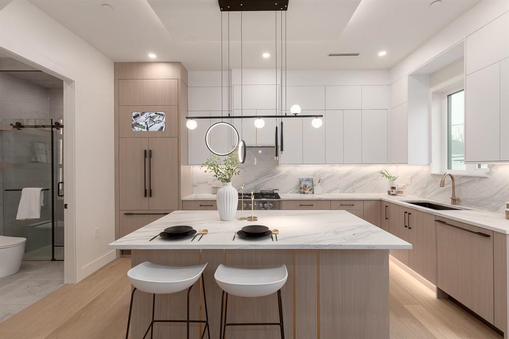 2 2658 DUNDAS STREET Unit: 2