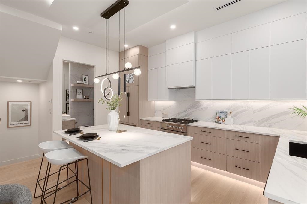 2 2658 DUNDAS STREET Unit: 2