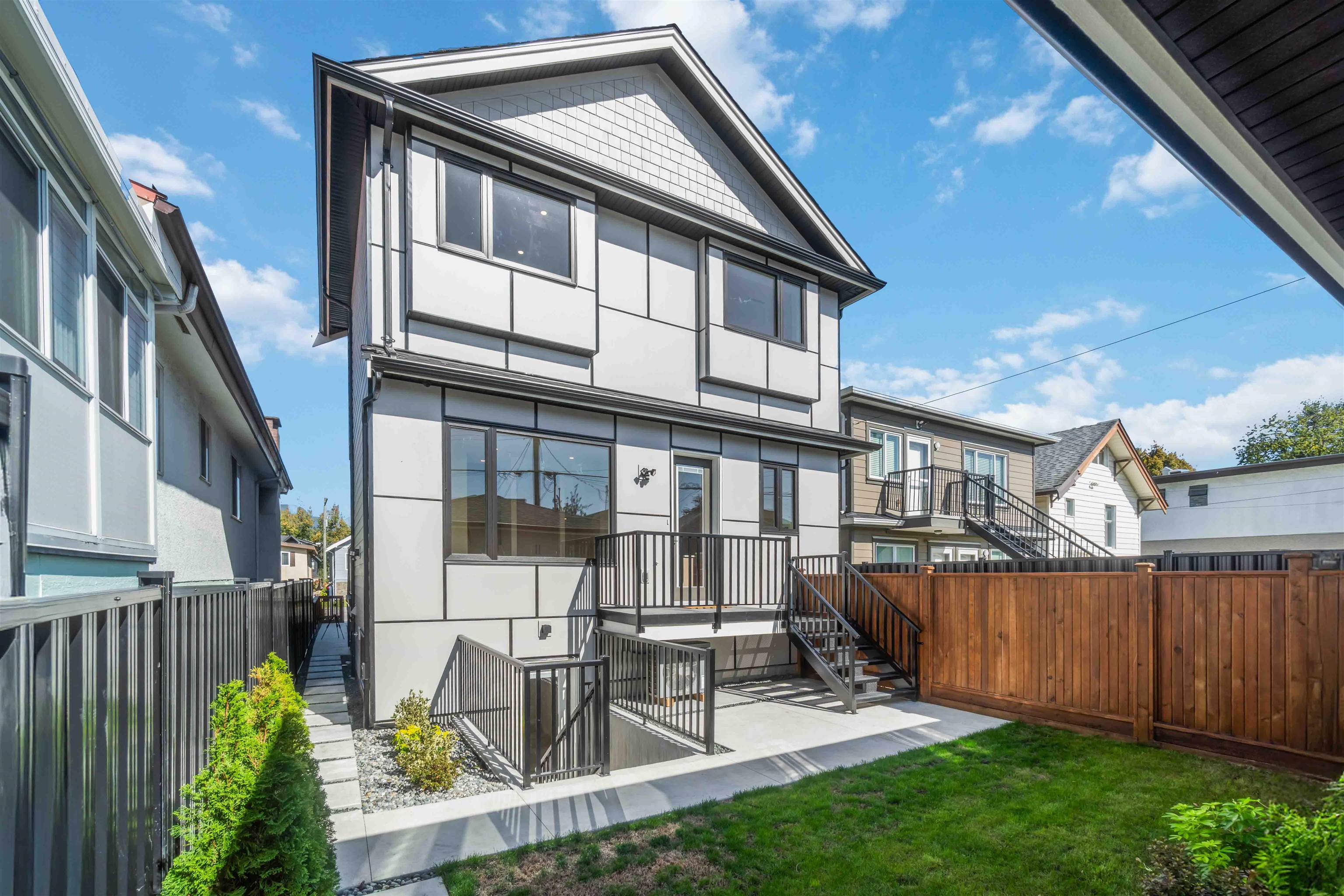 2 2658 DUNDAS STREET Unit: 2