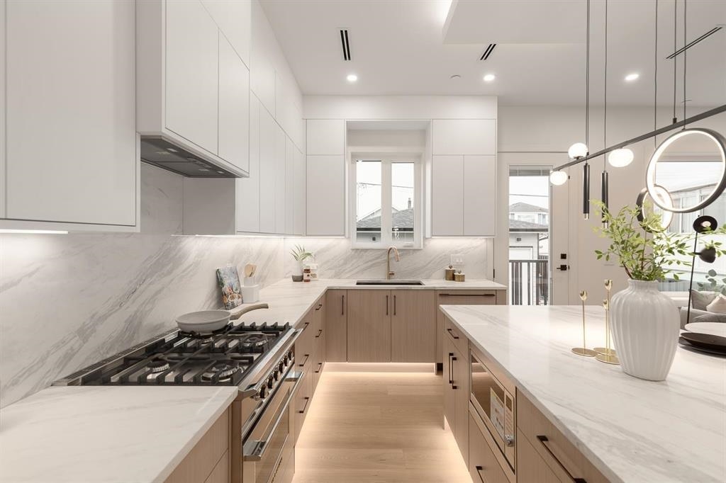 2 2658 DUNDAS STREET Unit: 2