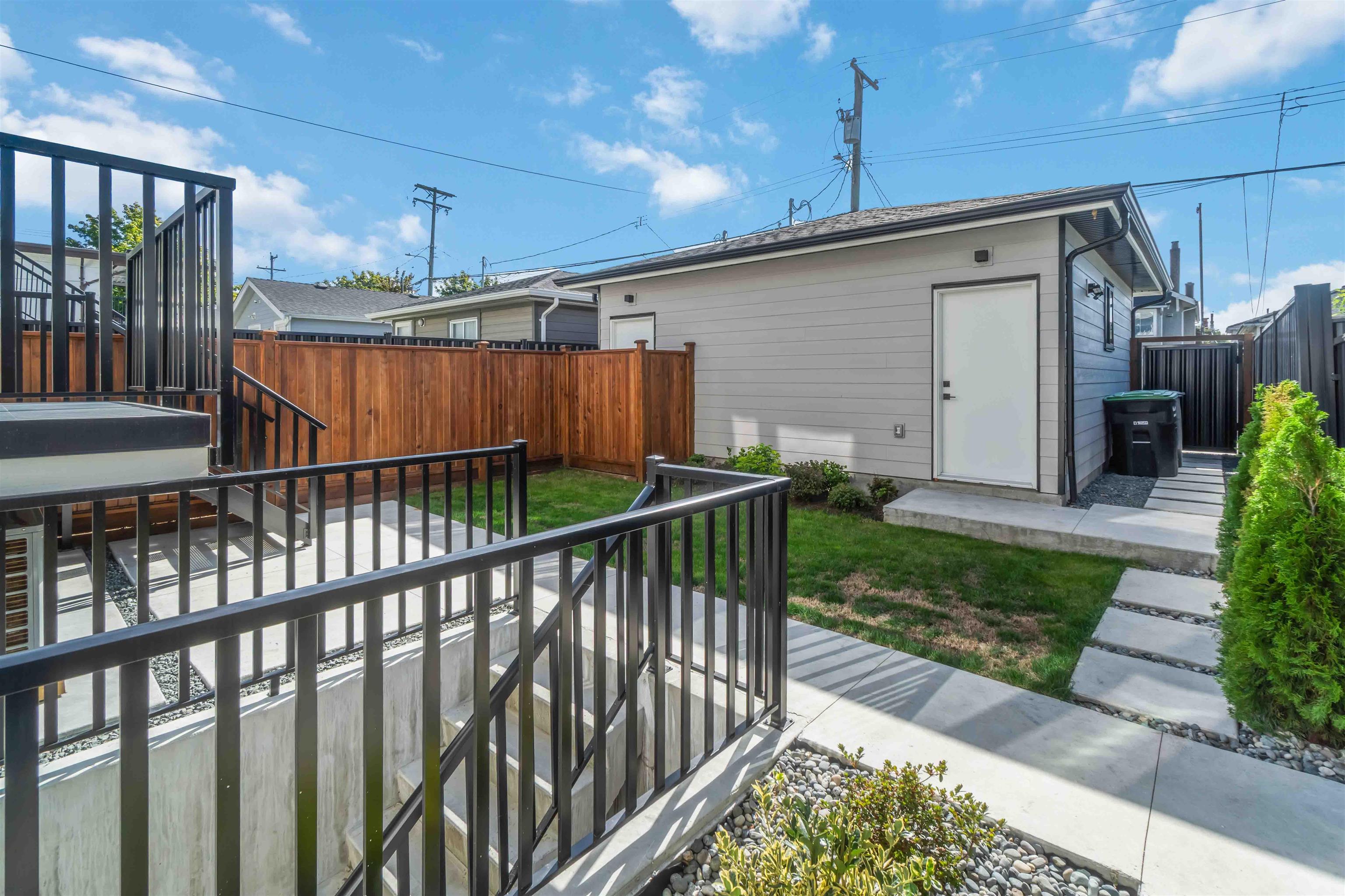 2 2658 DUNDAS STREET Unit: 2