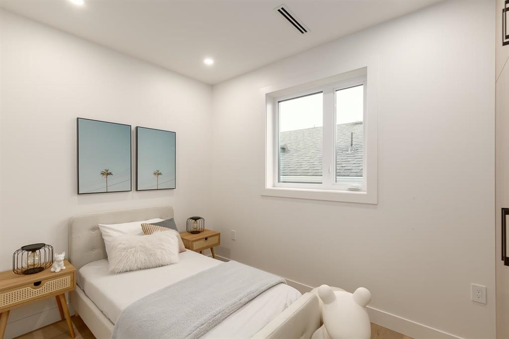 2 2658 DUNDAS STREET Unit: 2