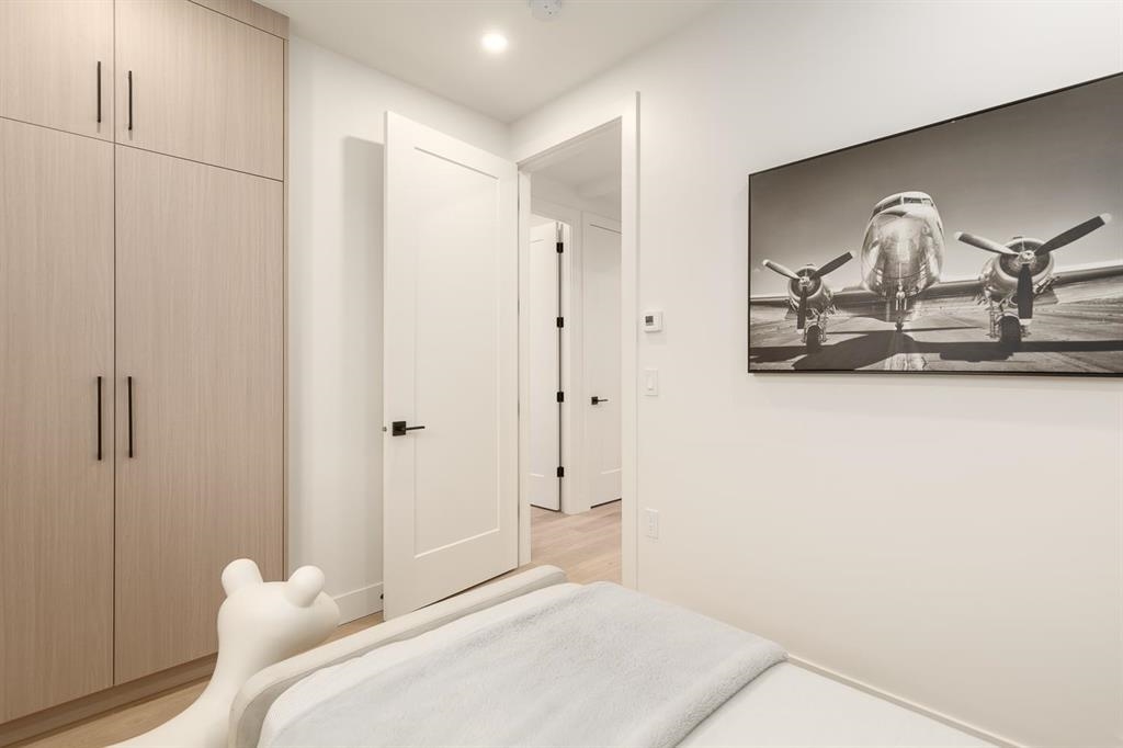 2 2658 DUNDAS STREET Unit: 2