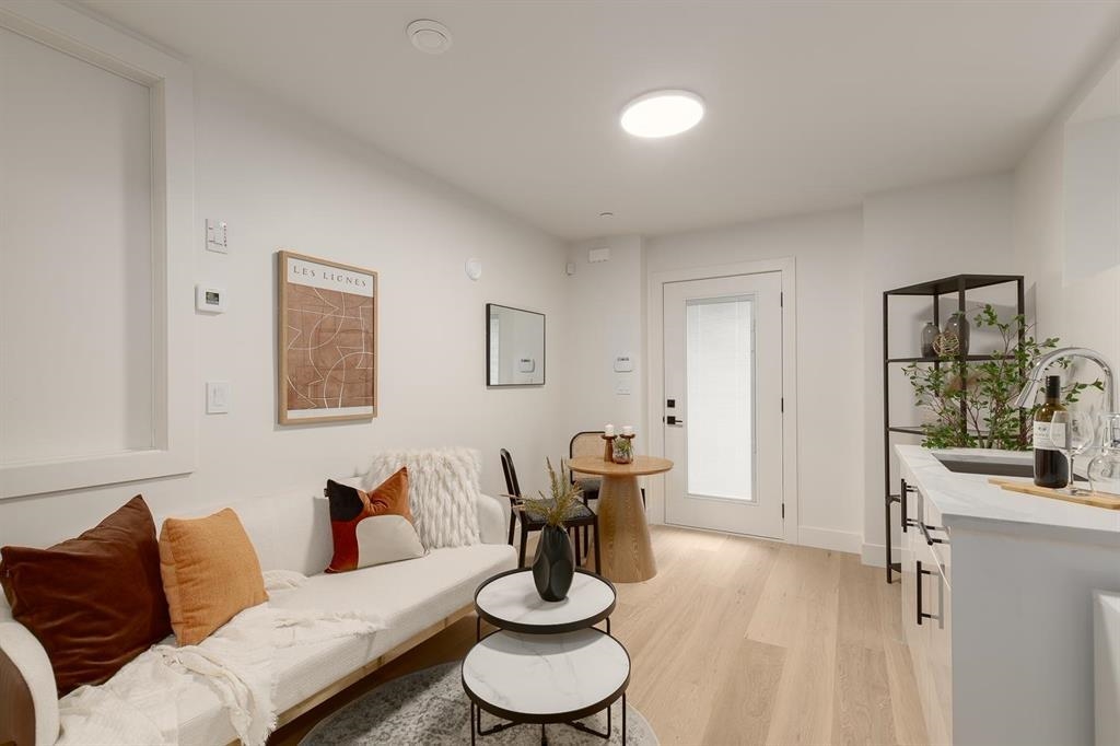 2 2658 DUNDAS STREET Unit: 2