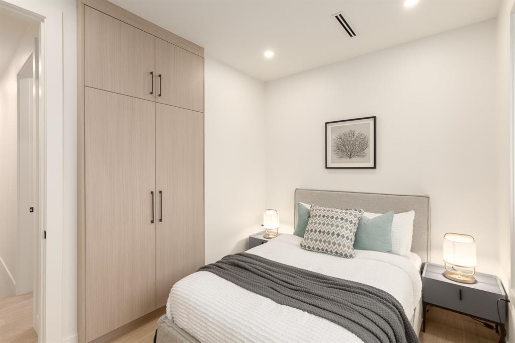 2 2658 DUNDAS STREET Unit: 2