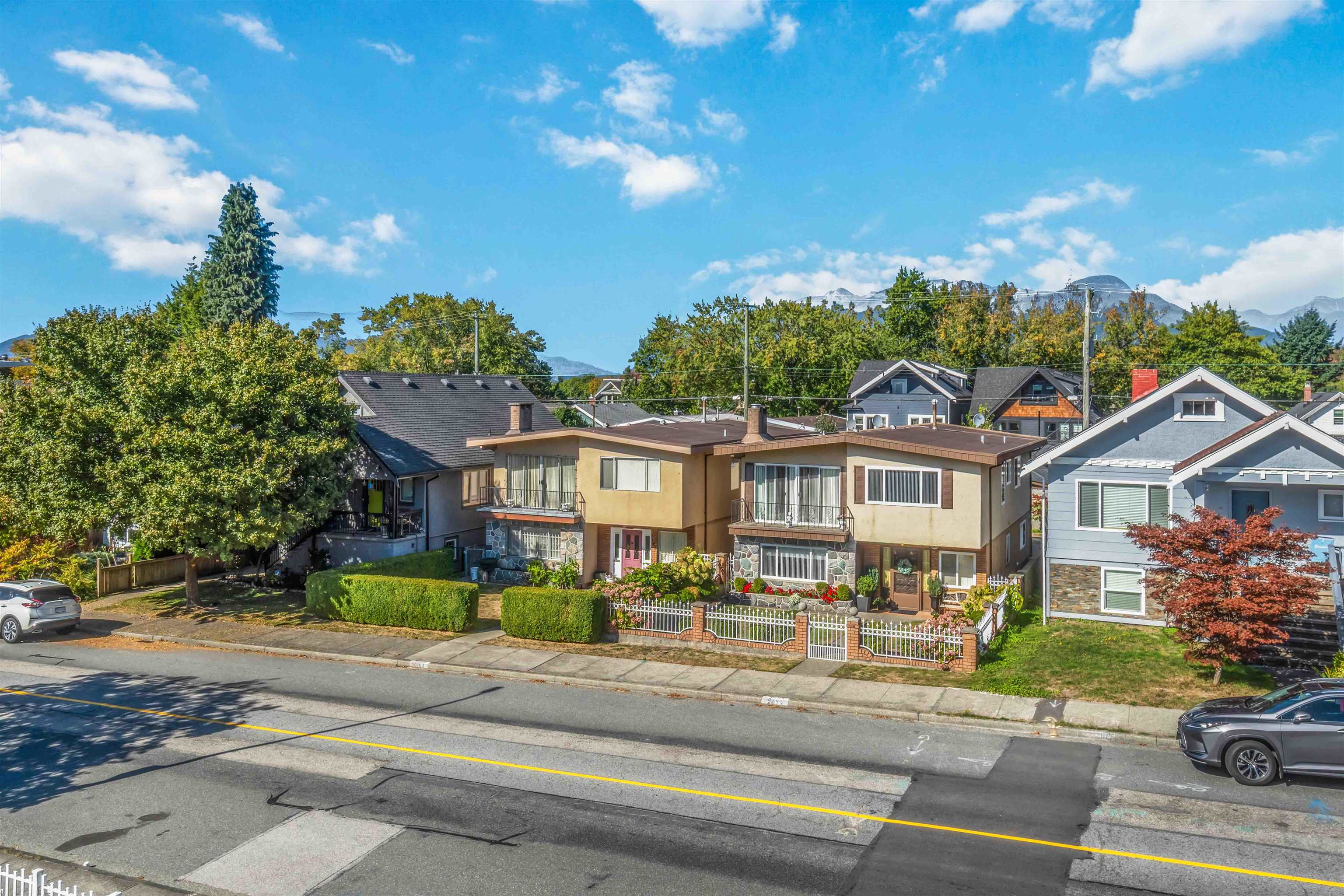 2 2658 DUNDAS STREET Unit: 2