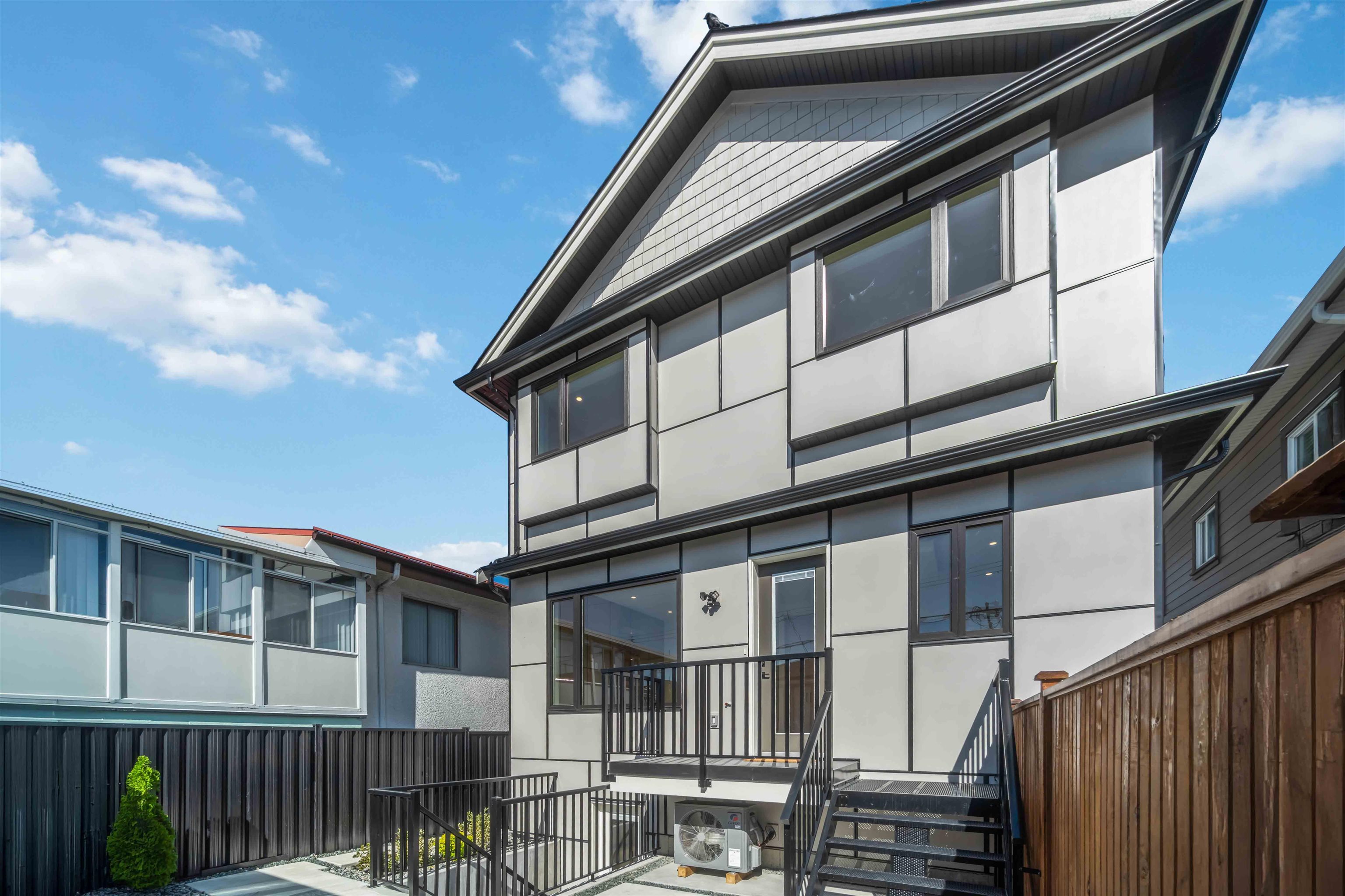 2 2658 DUNDAS STREET Unit: 2