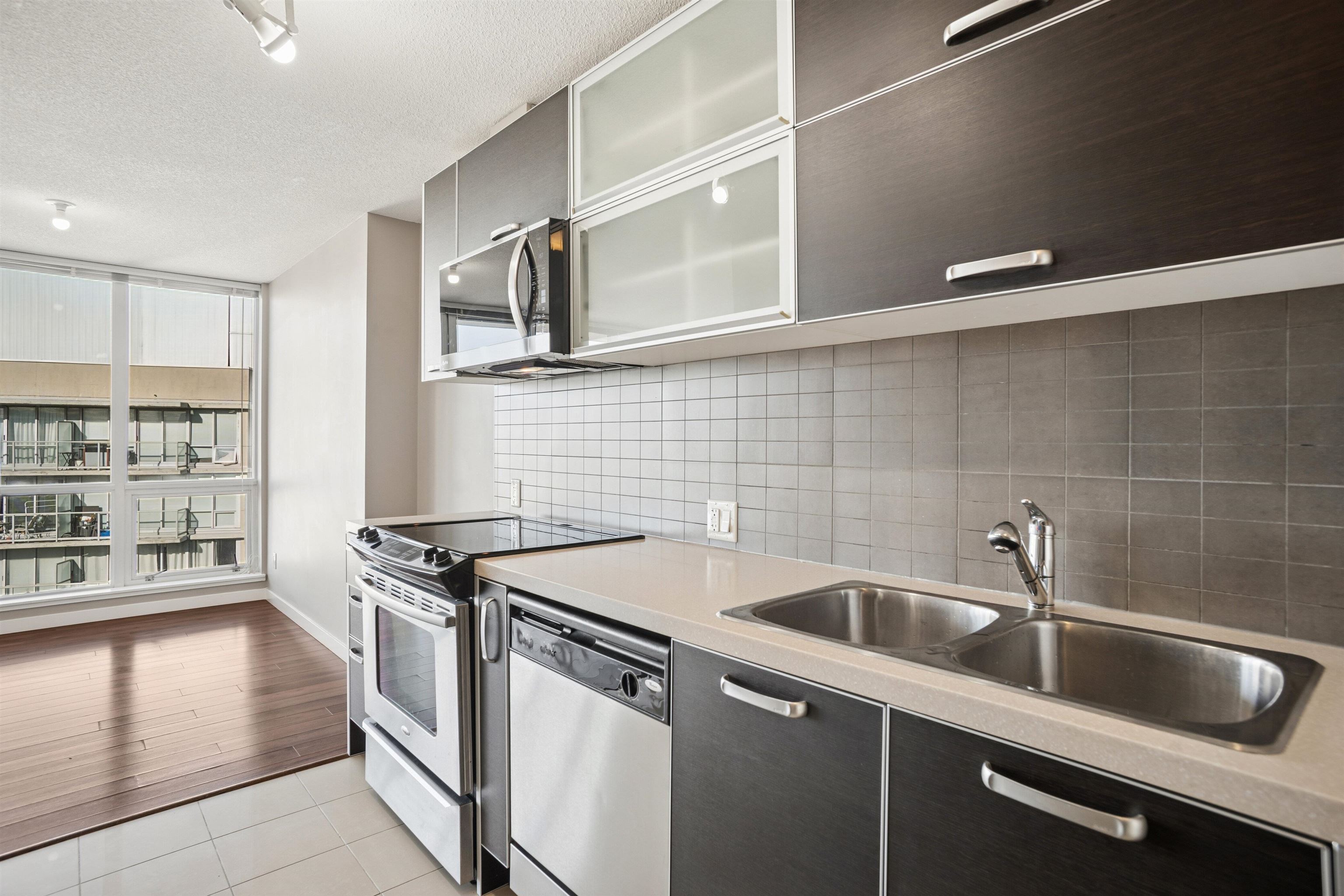 3601 9981 WHALLEY BOULEVARD Unit: 3601