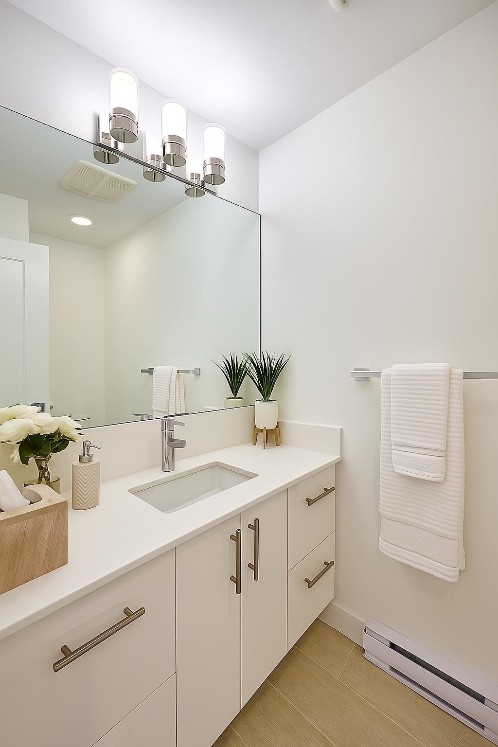 205 3971 HASTINGS STREET Unit: 205