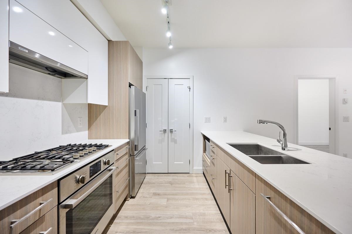 205 3971 HASTINGS STREET Unit: 205