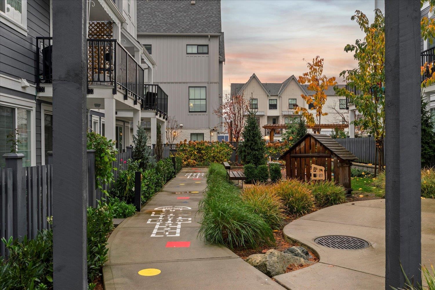 44 20321 80 AVENUE Unit: 44