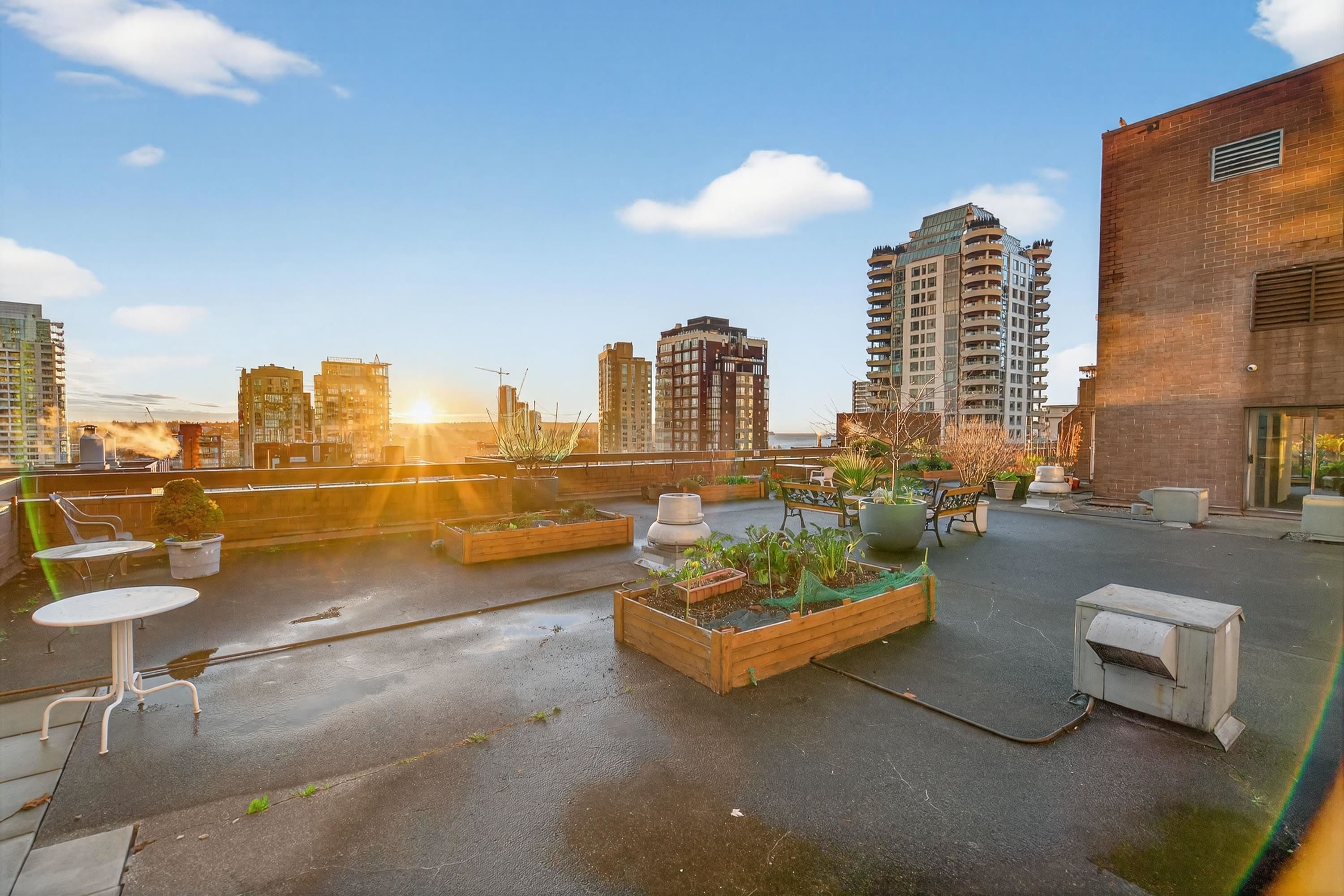 902 950 DRAKE STREET Unit: 902