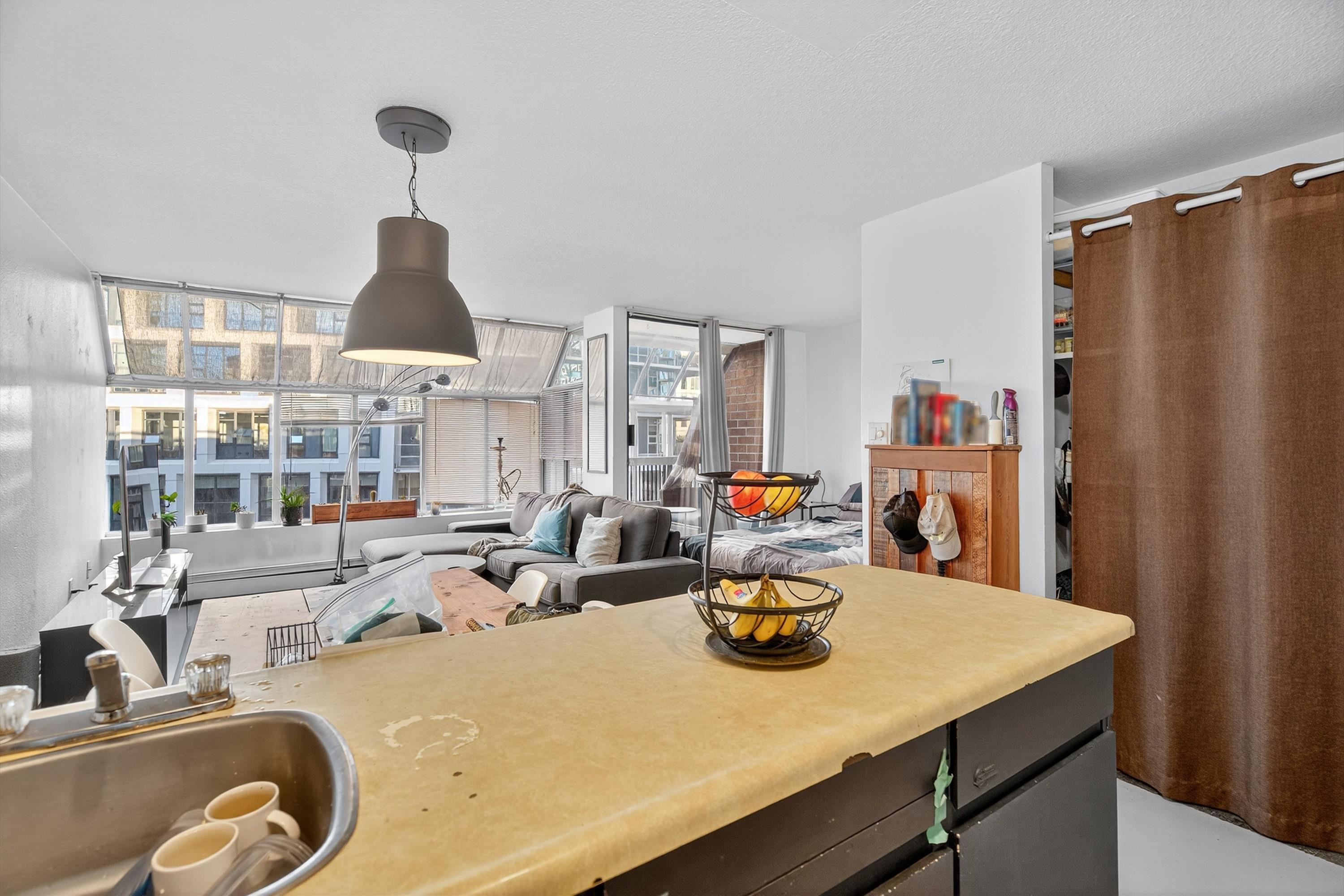 902 950 DRAKE STREET Unit: 902