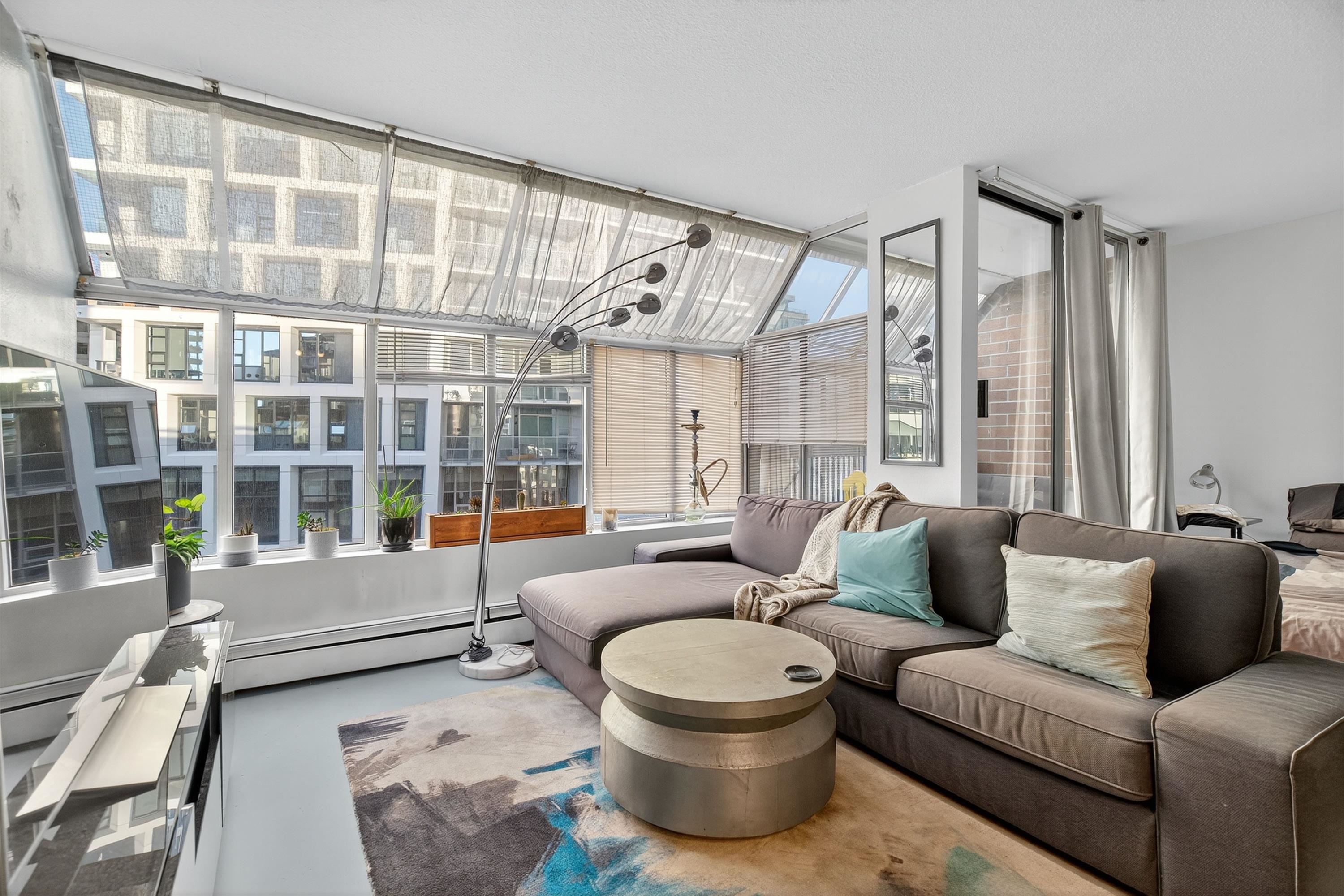 902 950 DRAKE STREET Unit: 902