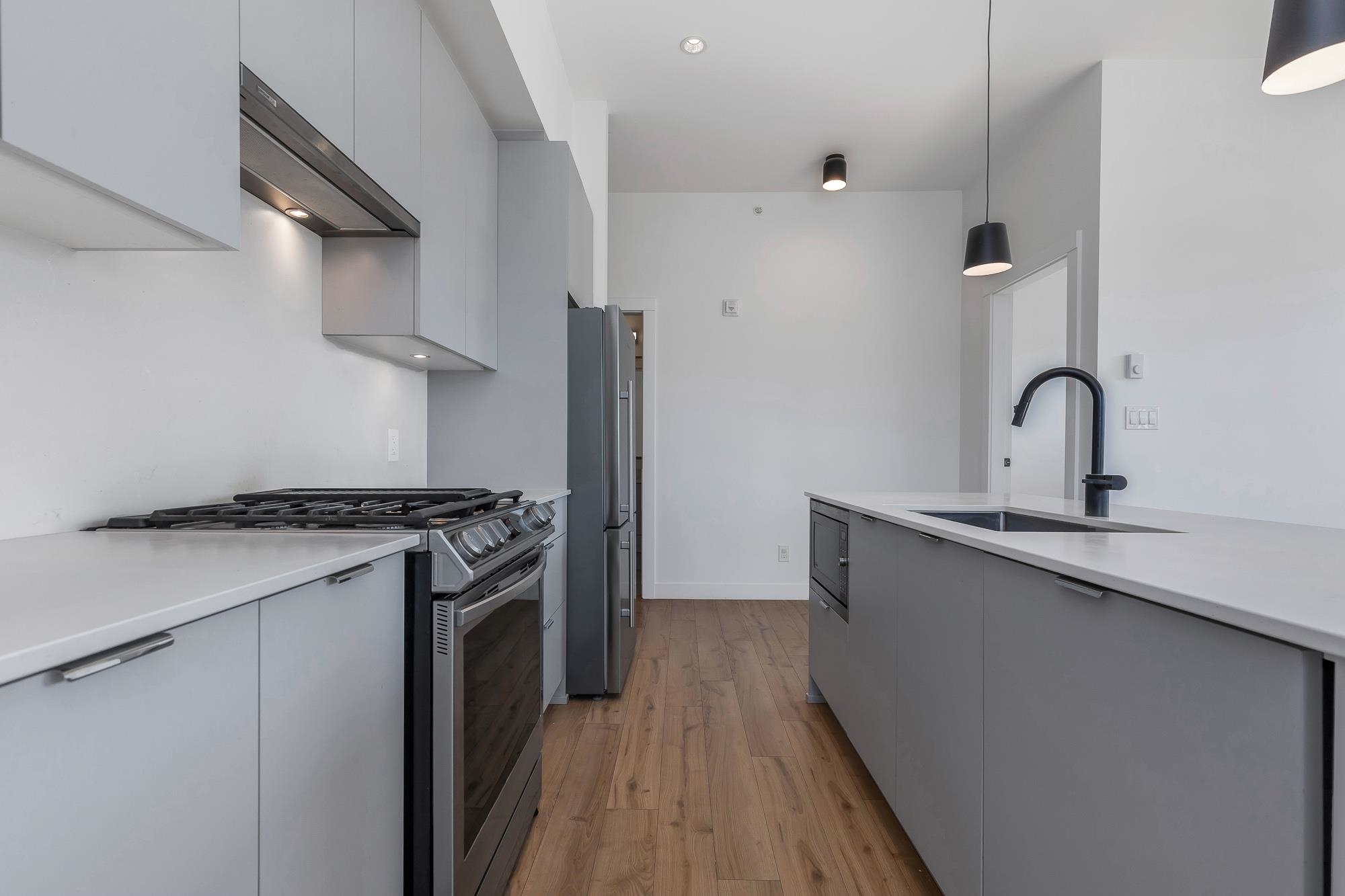 514 2493 MONTROSE AVENUE Unit: 514