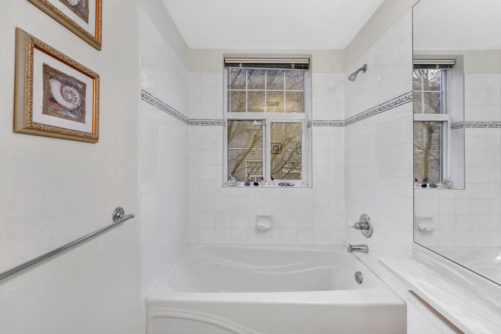 208 588 TWELFTH STREET Unit: 208