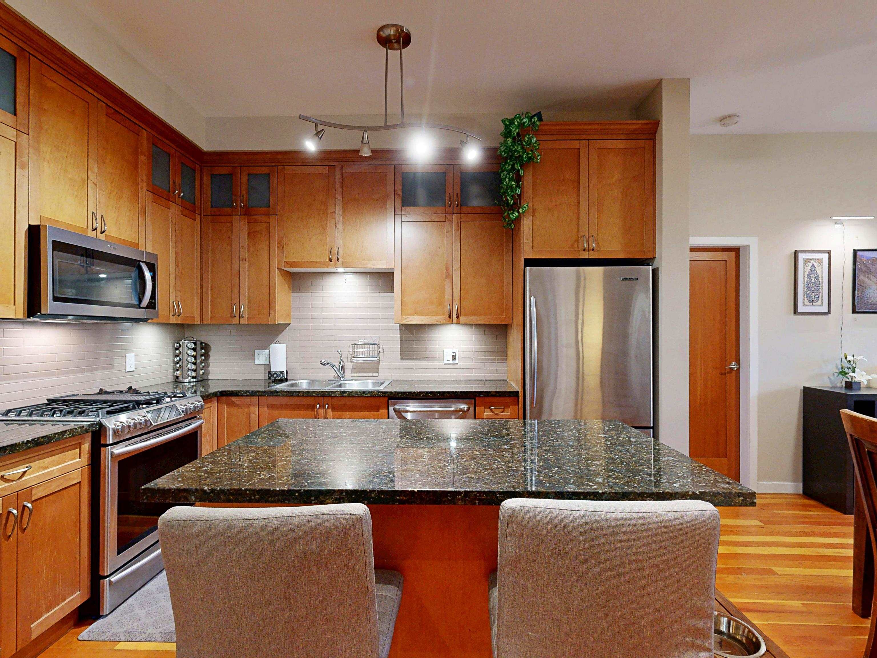 208 250 SALTER STREET Unit: 208