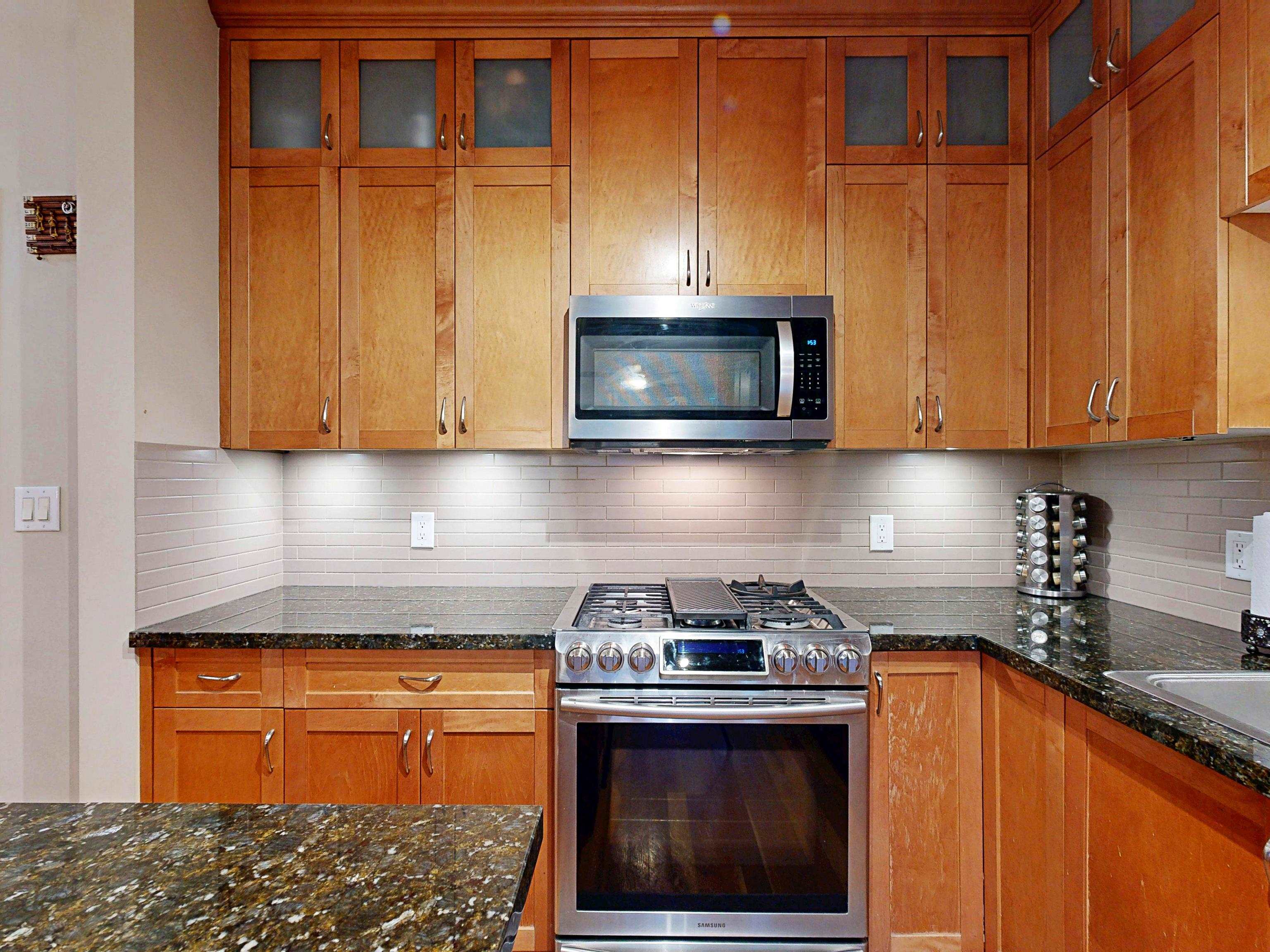 208 250 SALTER STREET Unit: 208