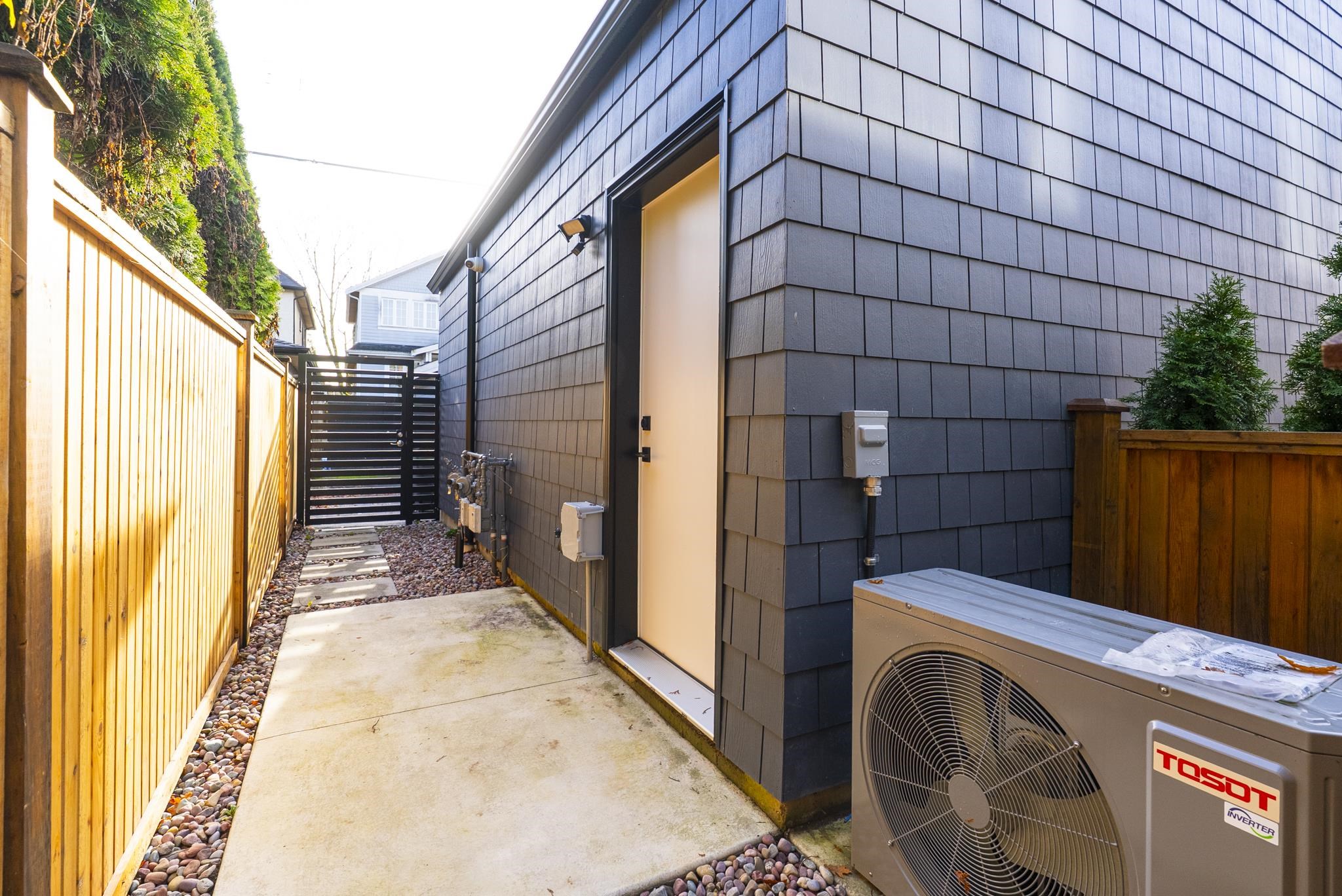 2 2764 W 14TH AVENUE Unit: 2