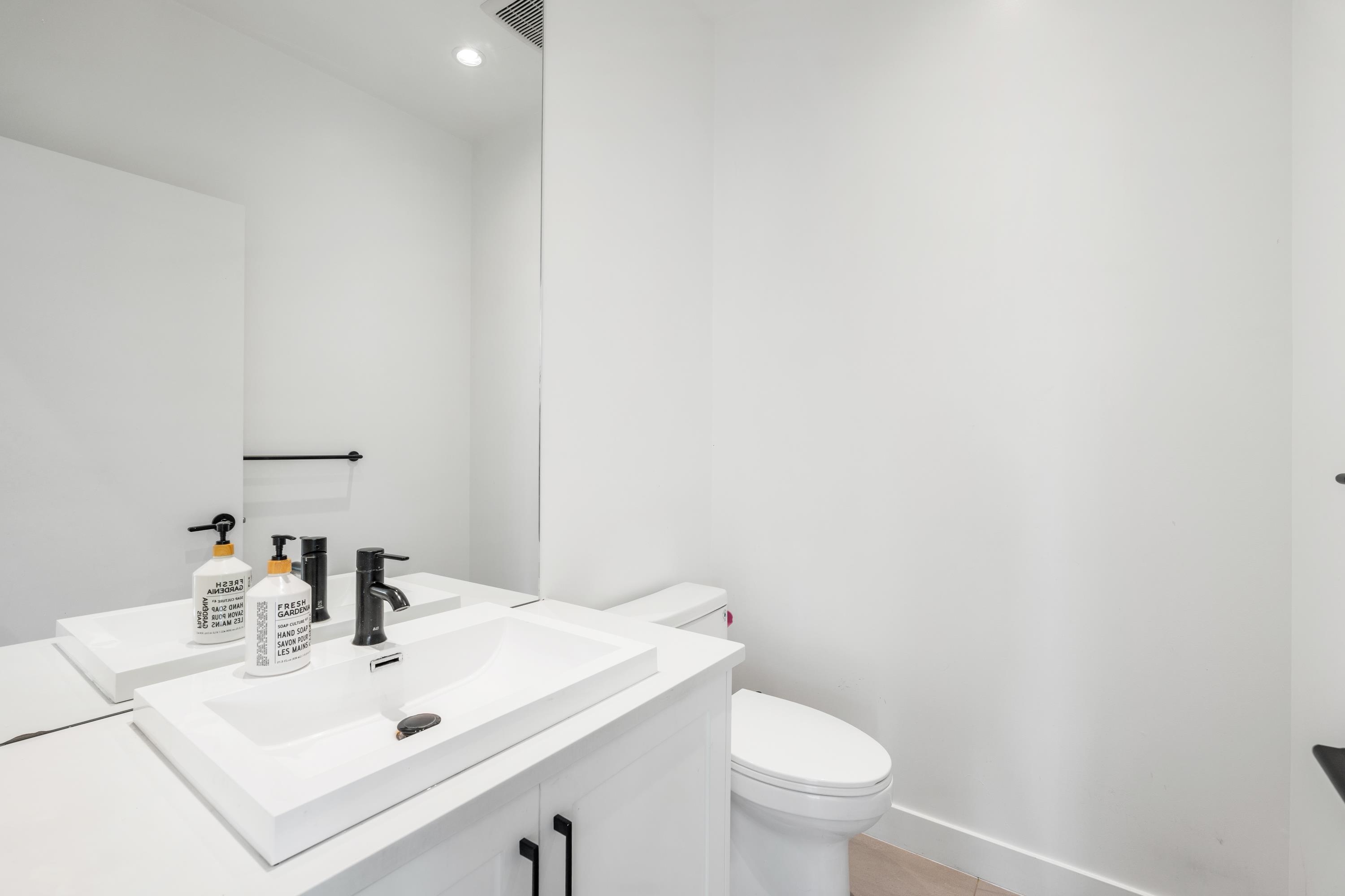 52 7127 193A STREET Unit: 52