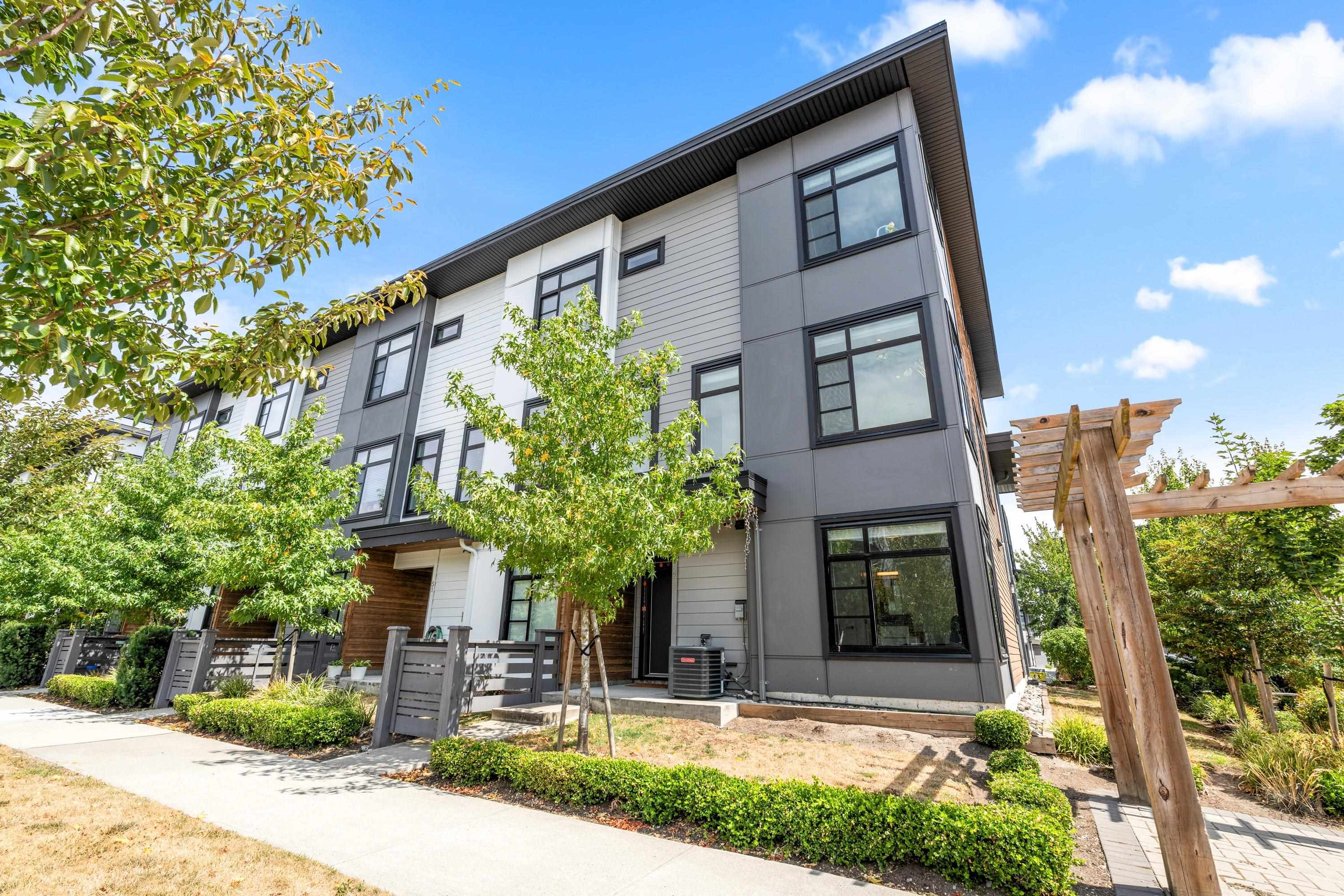 52 7127 193A STREET Unit: 52