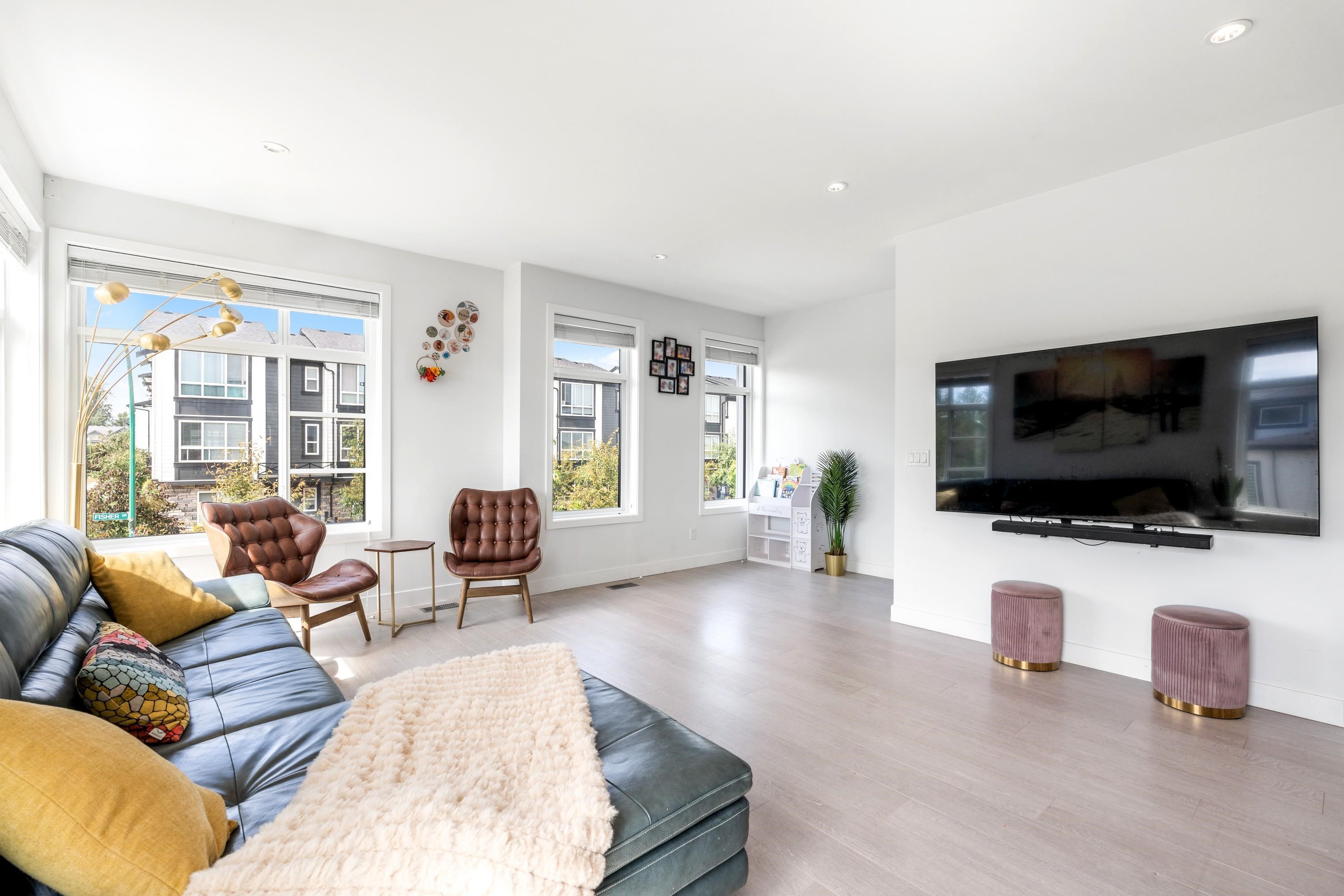 52 7127 193A STREET Unit: 52