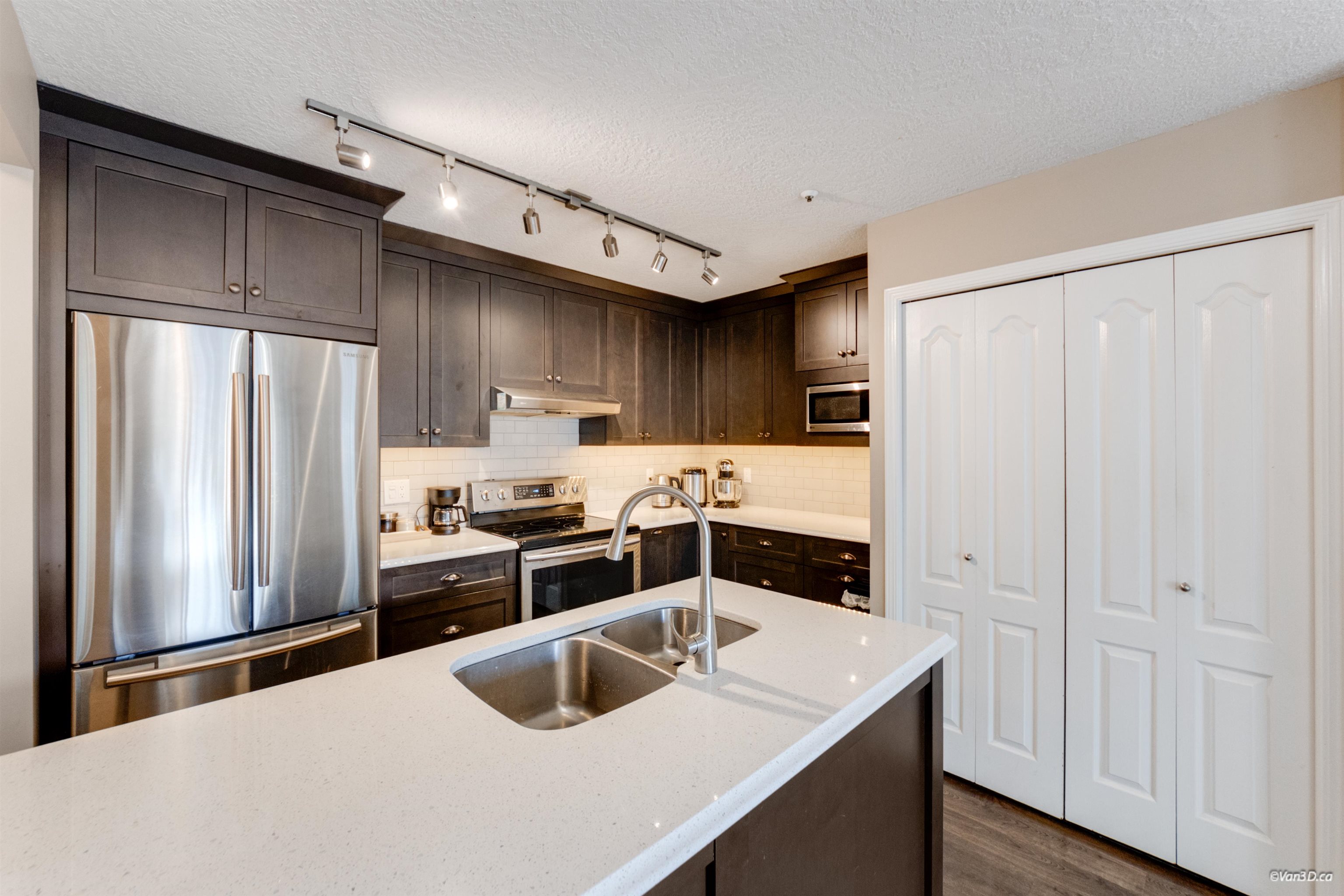 415 2978 BURLINGTON DRIVE Unit: 415