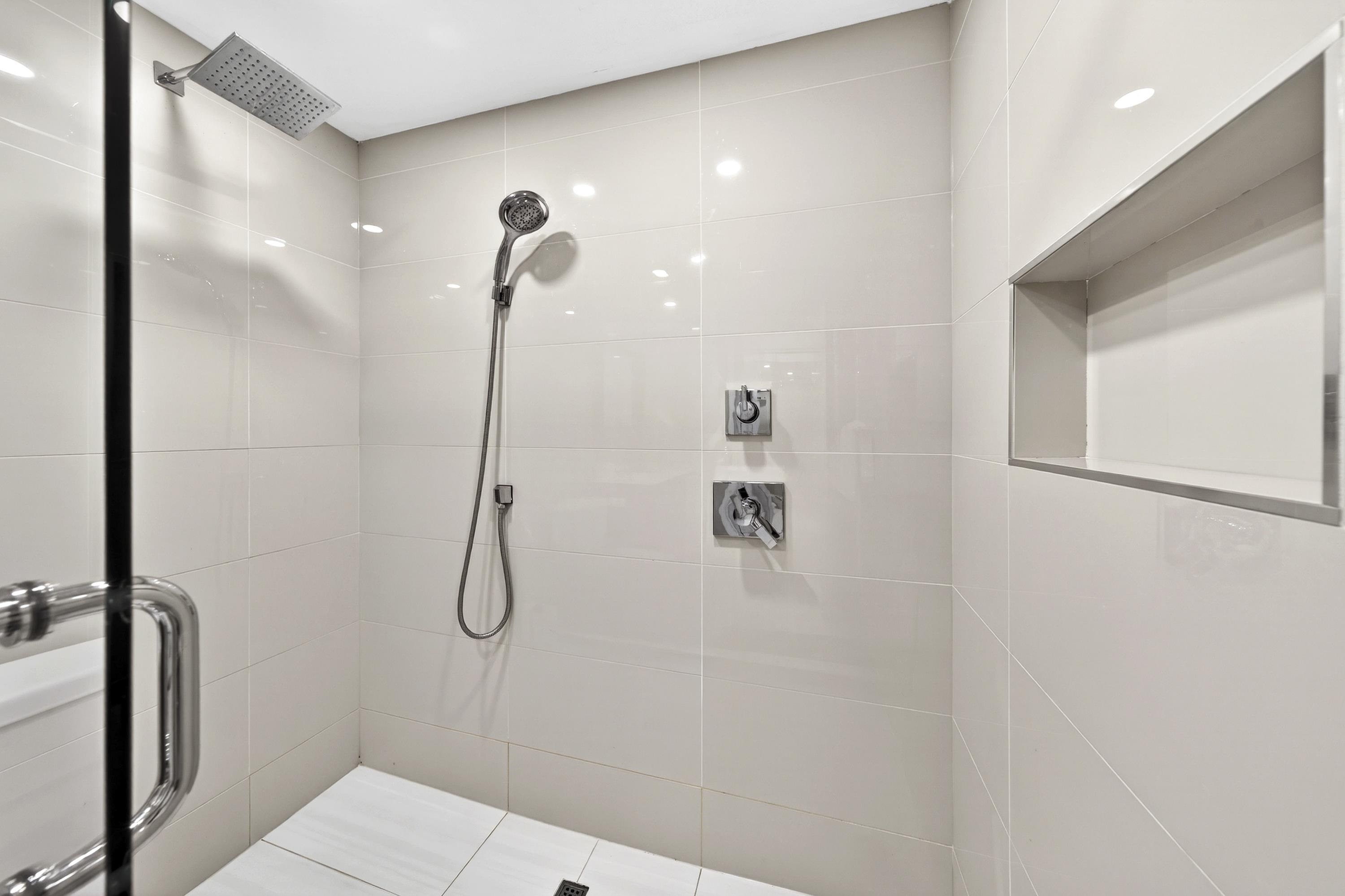 1202 188 KEEFER PLACE Unit: 1202