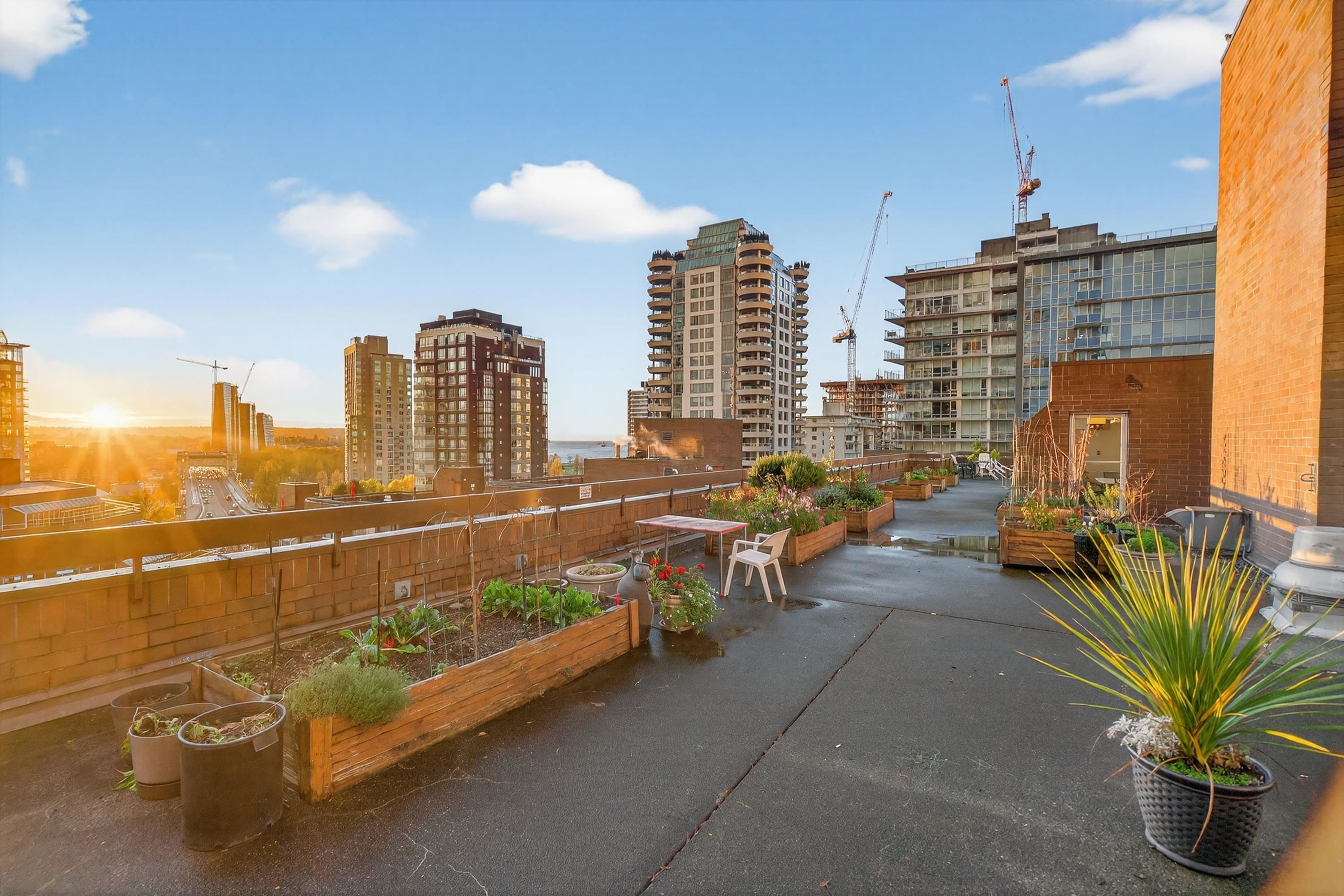 902 950 DRAKE STREET Unit: 902