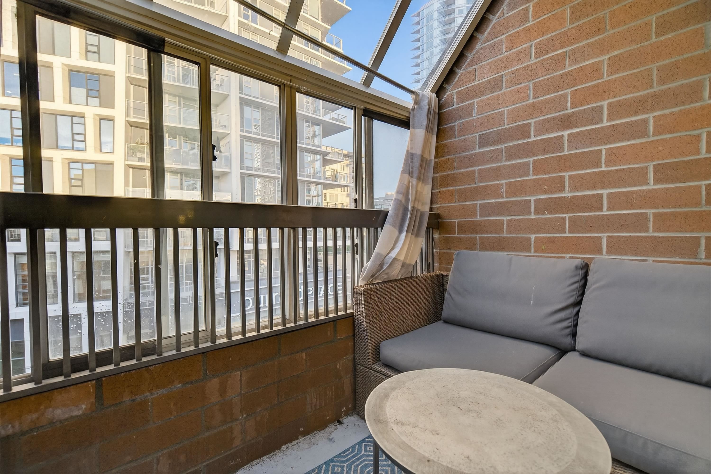 902 950 DRAKE STREET Unit: 902