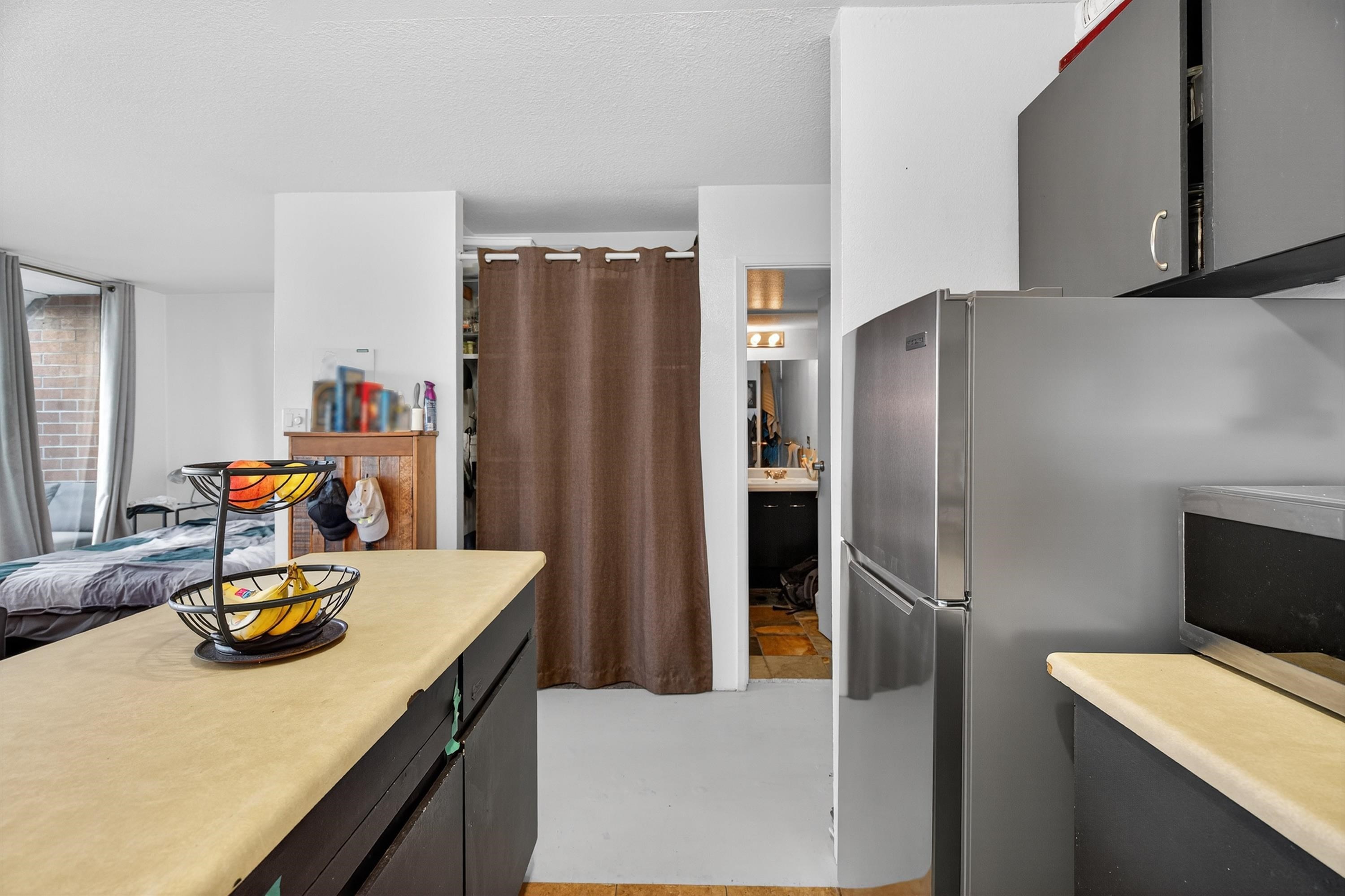 902 950 DRAKE STREET Unit: 902