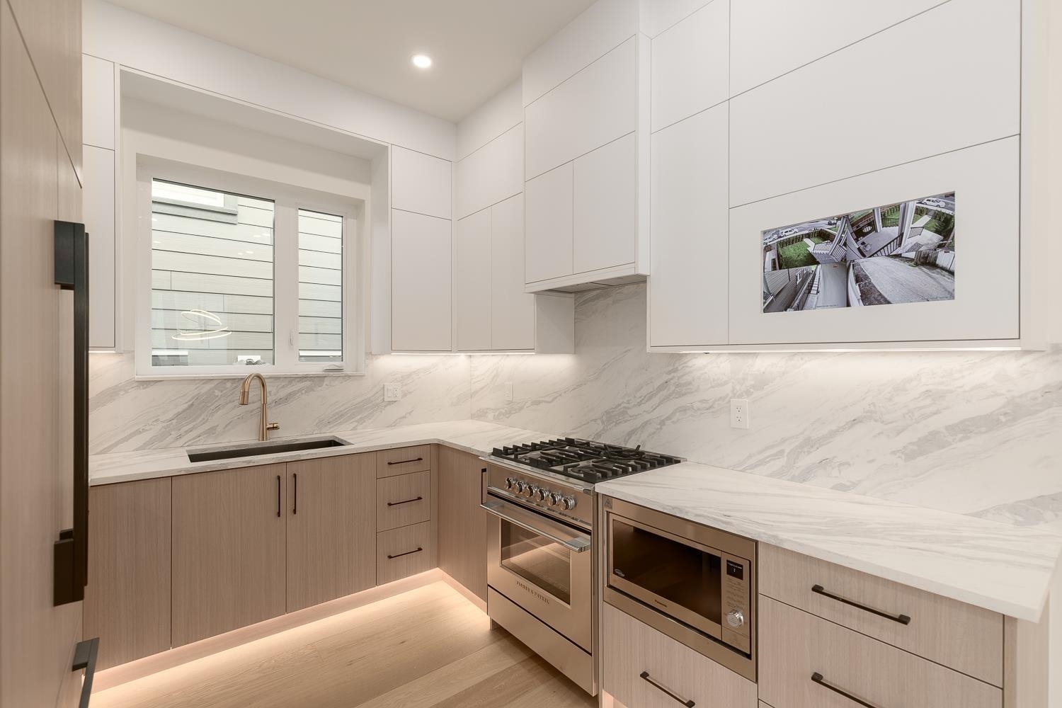 1 2658 DUNDAS STREET Unit: 1