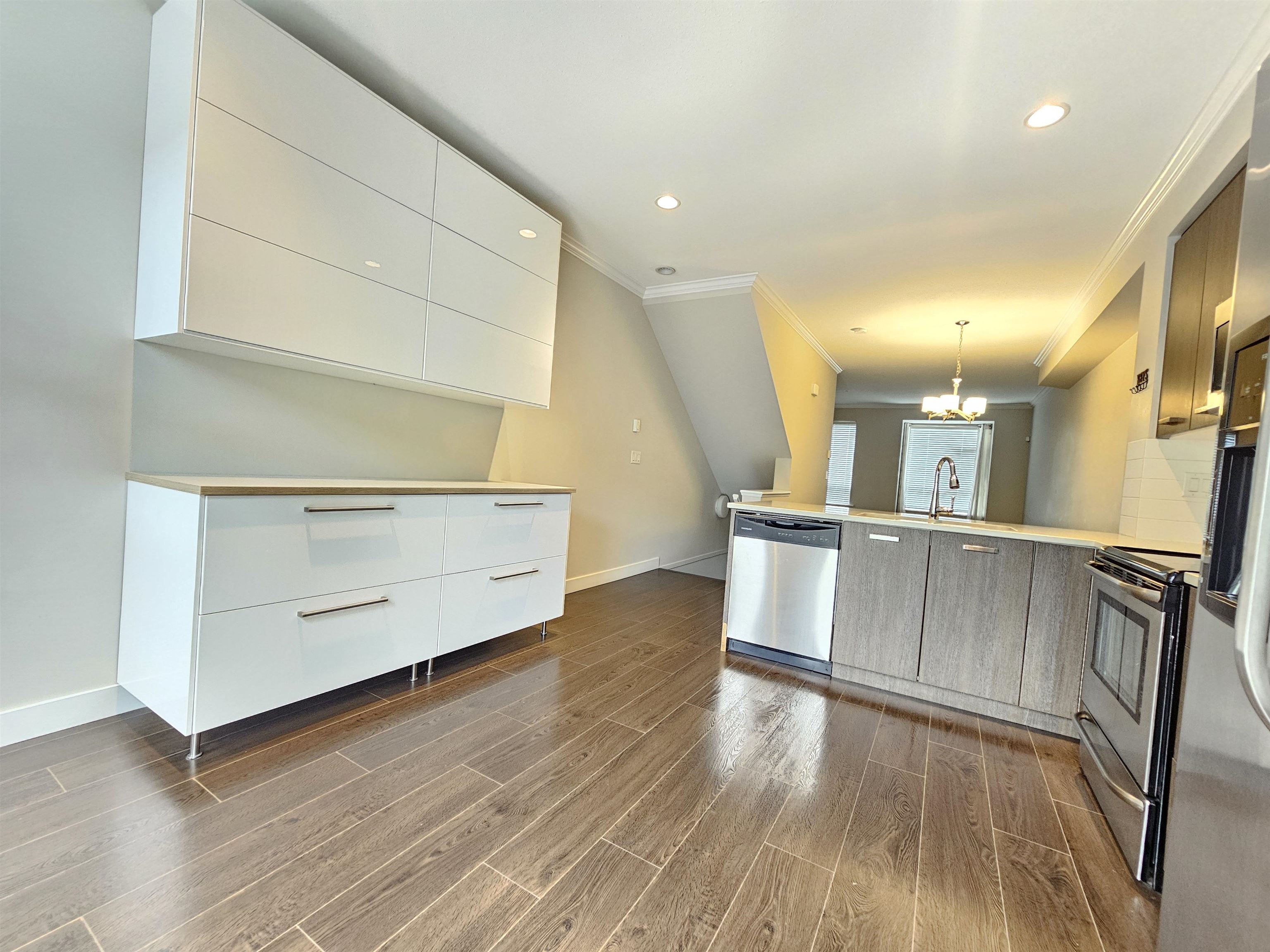 122 5888 144 STREET Unit: 122