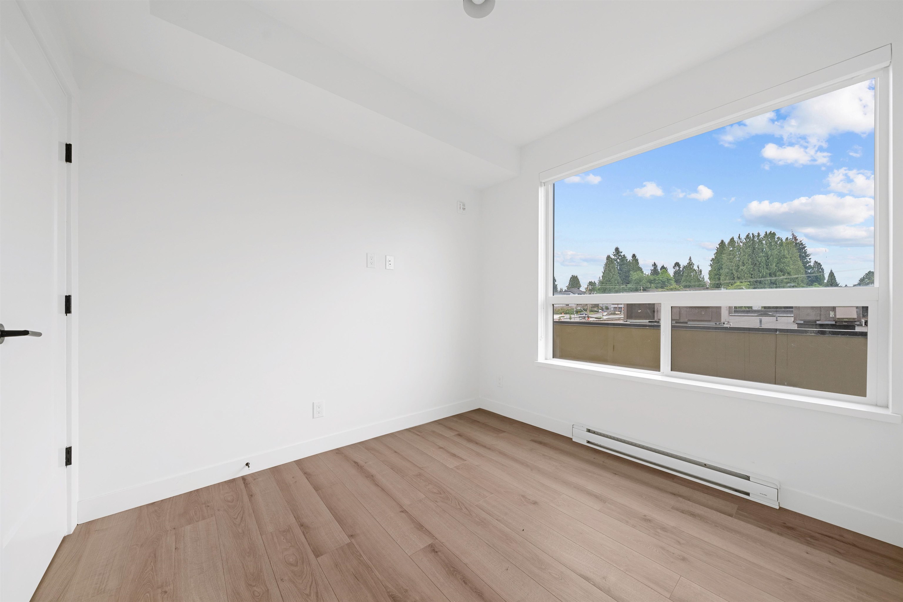 318 2493 MONTROSE AVENUE Unit: 318