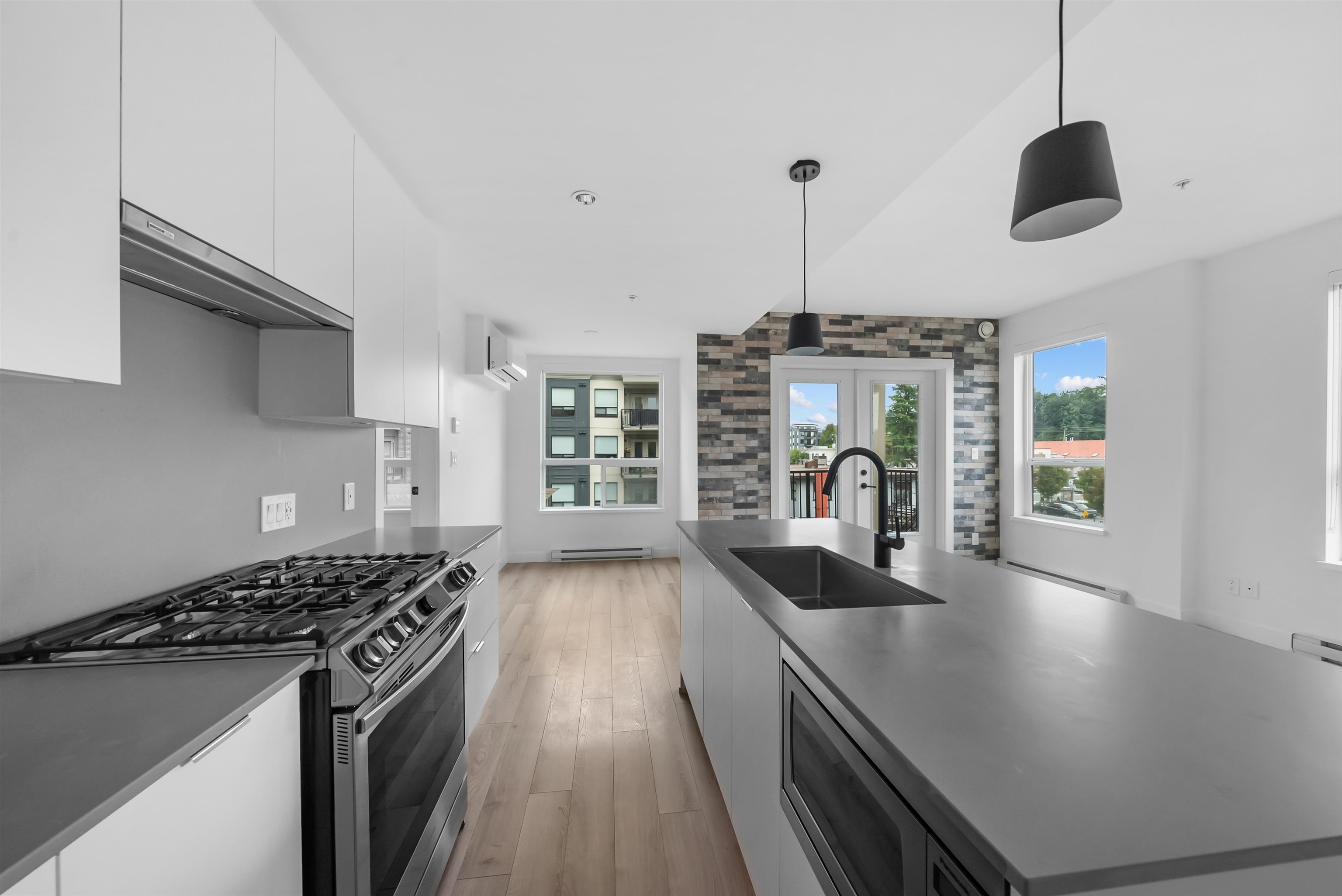 318 2493 MONTROSE AVENUE Unit: 318