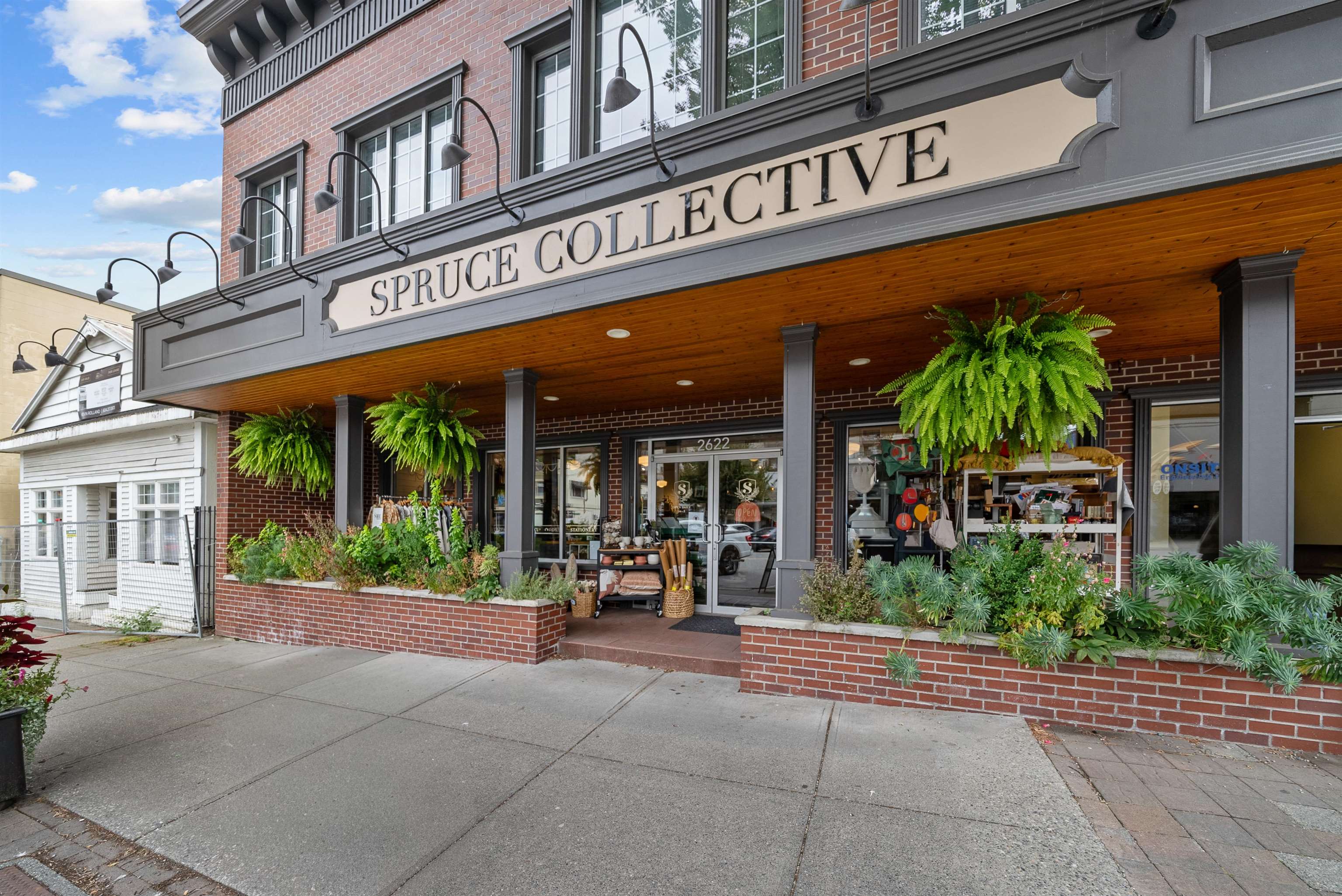 318 2493 MONTROSE AVENUE Unit: 318