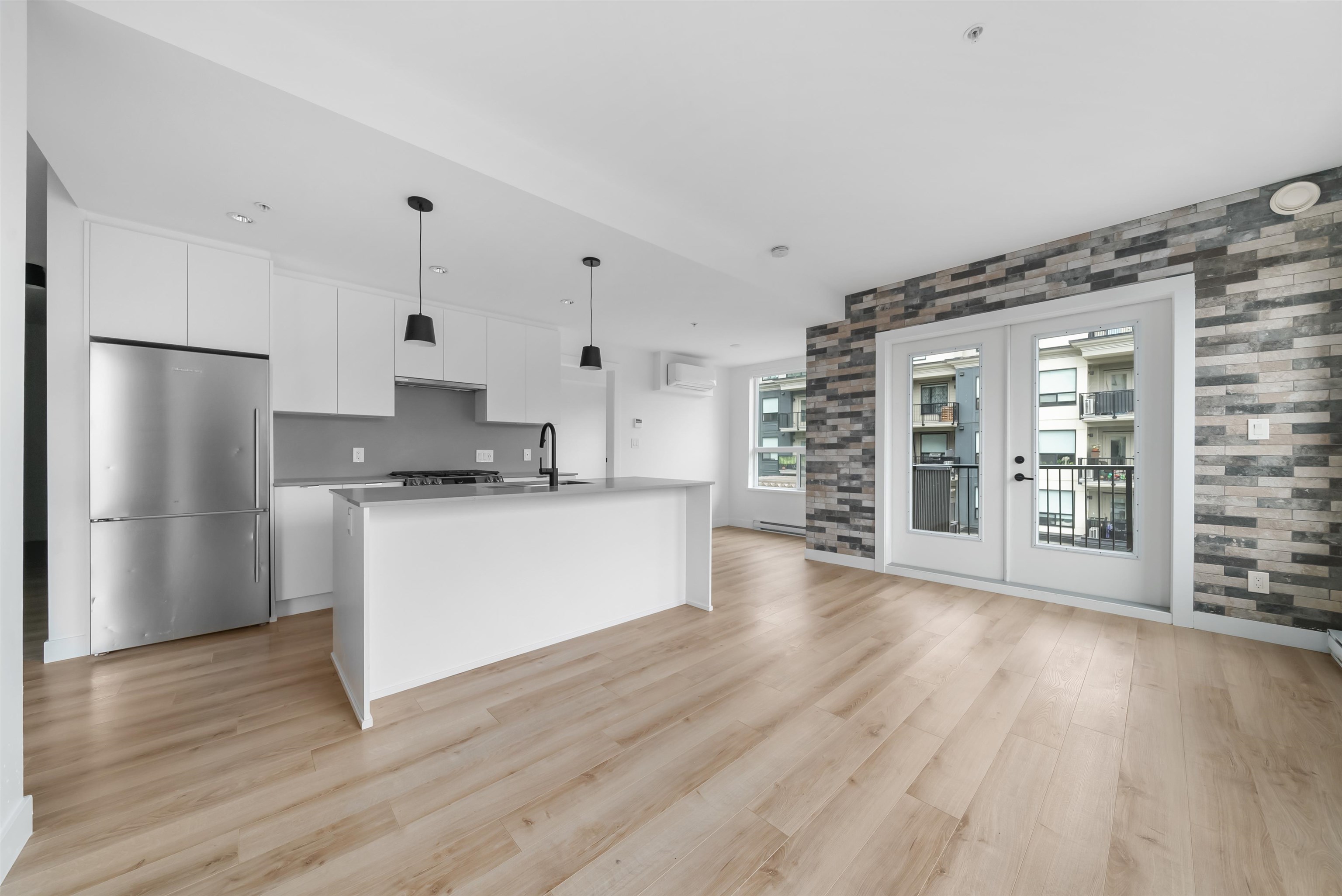 318 2493 MONTROSE AVENUE Unit: 318