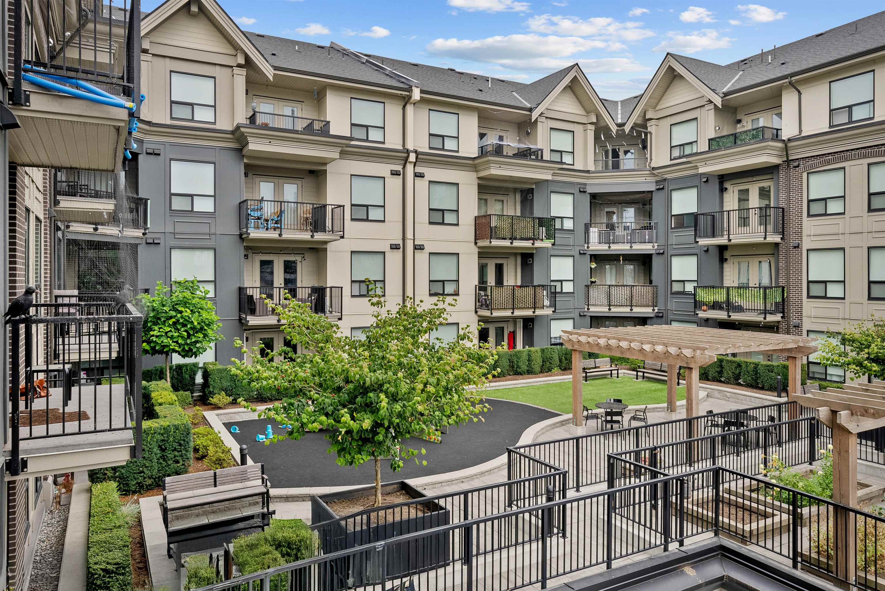 318 2493 MONTROSE AVENUE Unit: 318