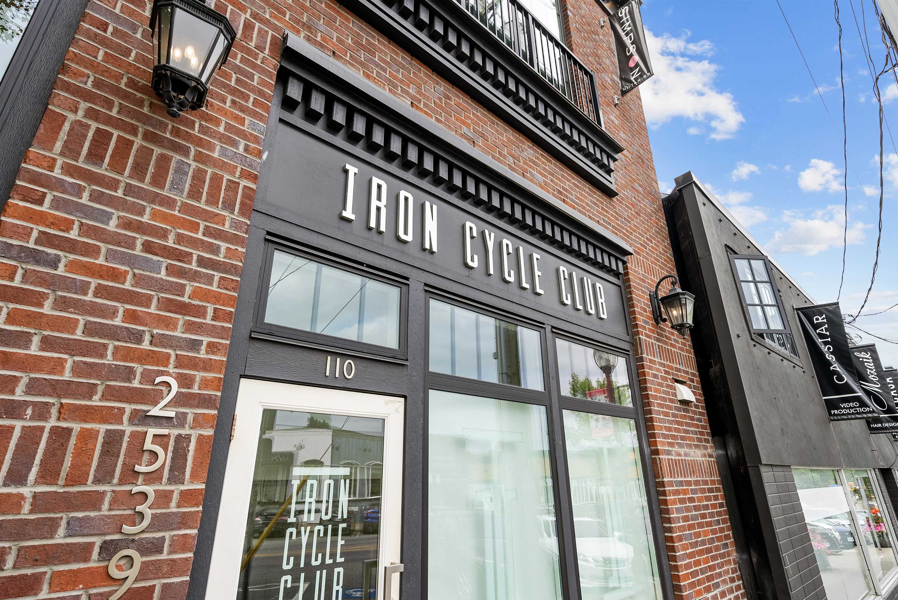 318 2493 MONTROSE AVENUE Unit: 318