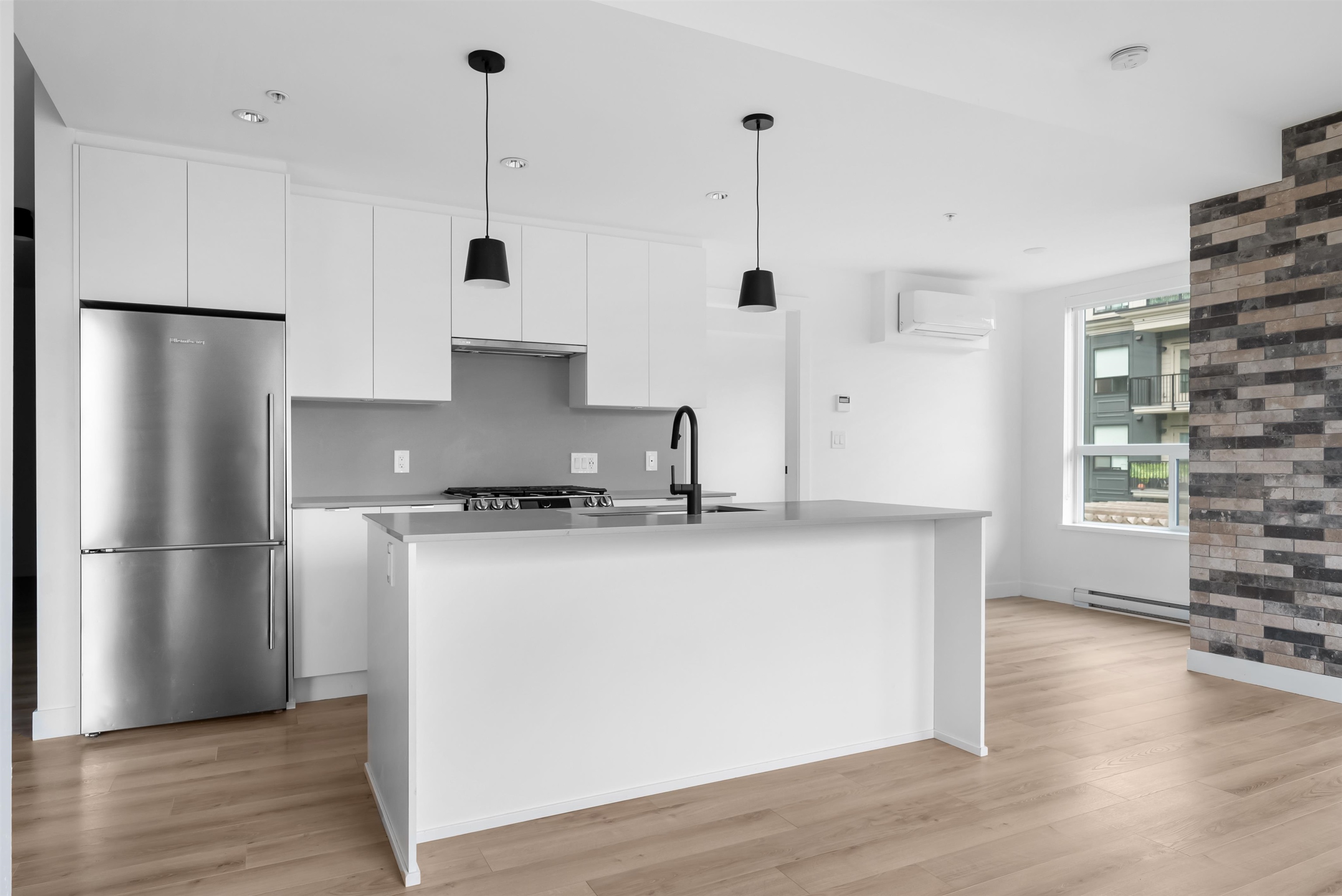 318 2493 MONTROSE AVENUE Unit: 318