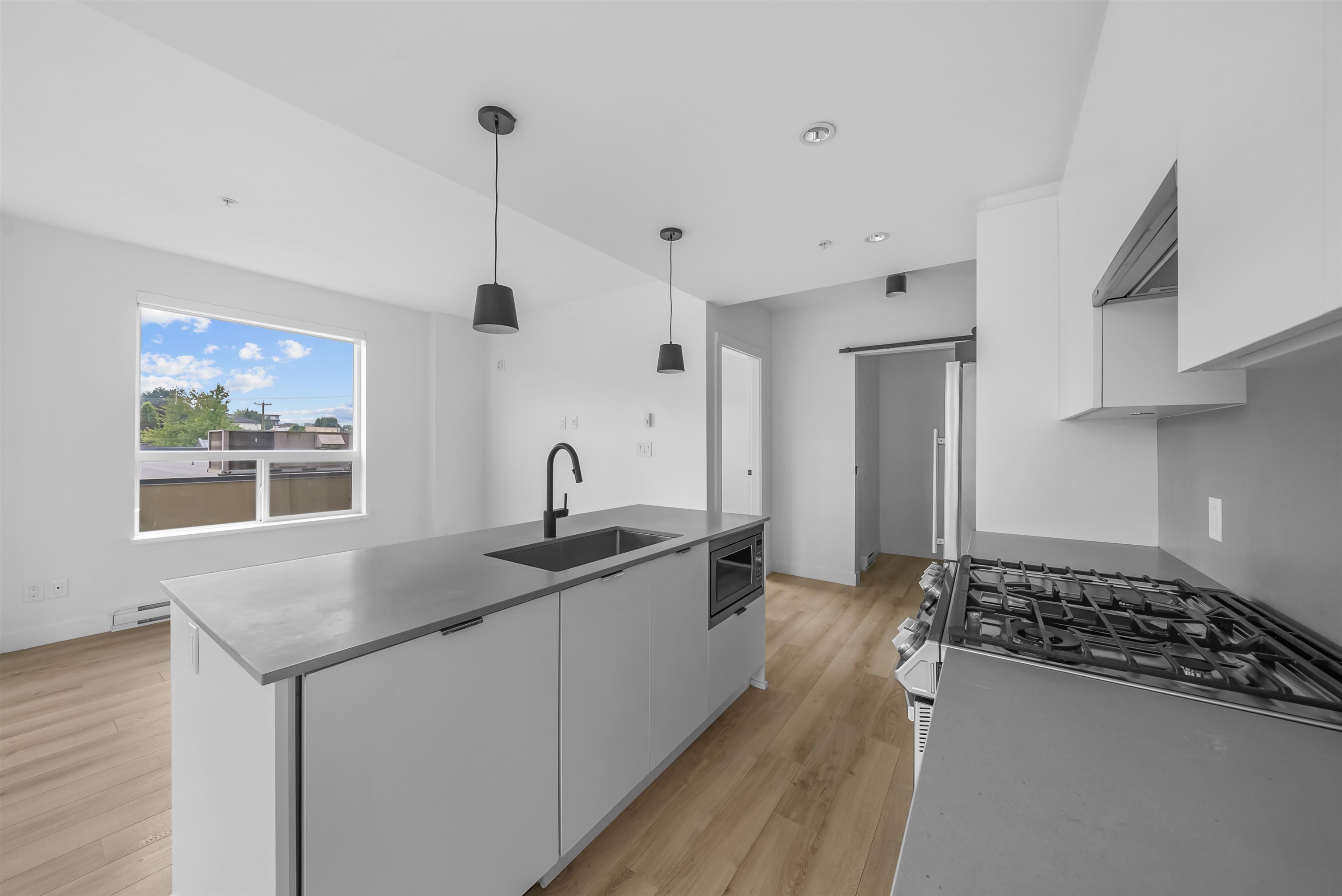 318 2493 MONTROSE AVENUE Unit: 318