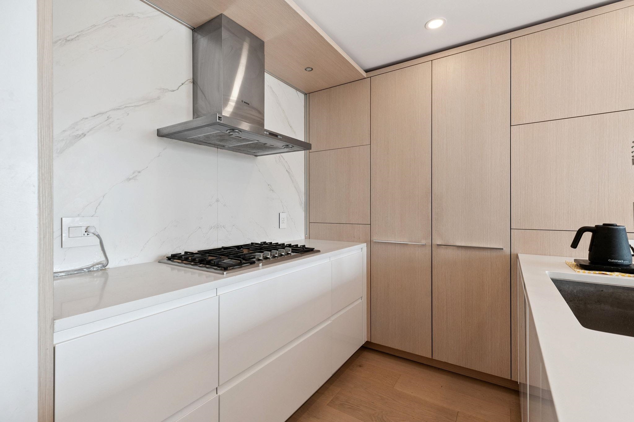 901 15165 THRIFT AVENUE Unit: 901