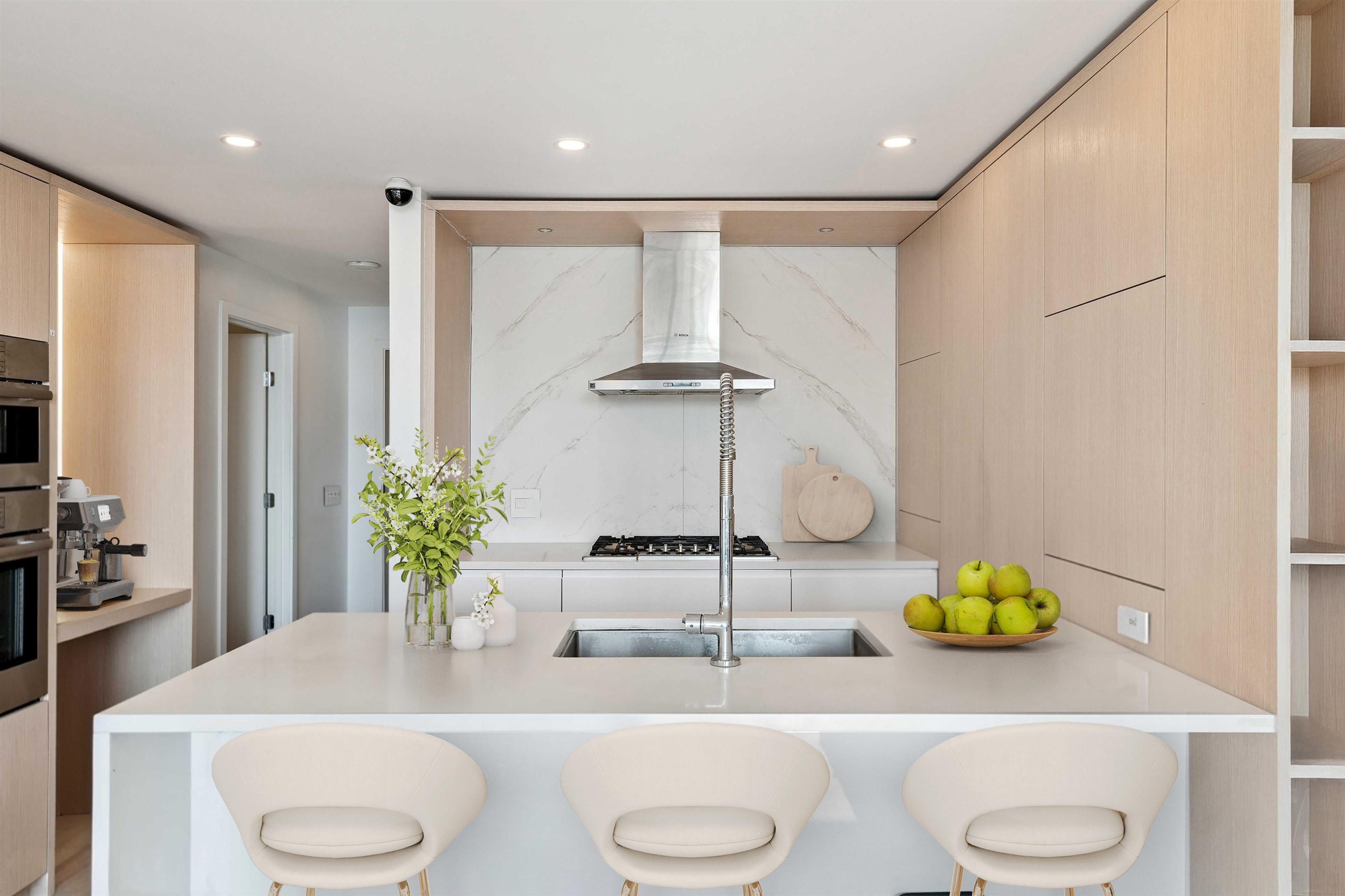 901 15165 THRIFT AVENUE Unit: 901