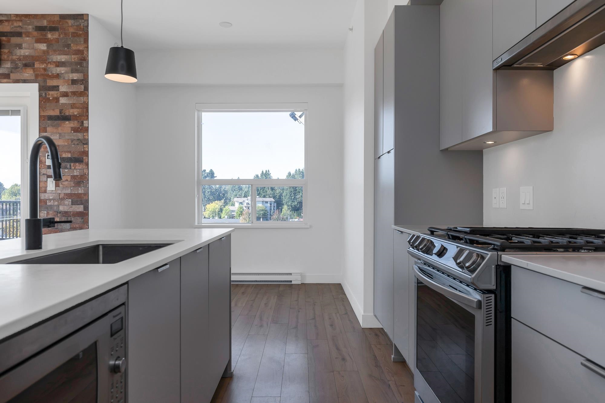 514 2493 MONTROSE AVENUE Unit: 514