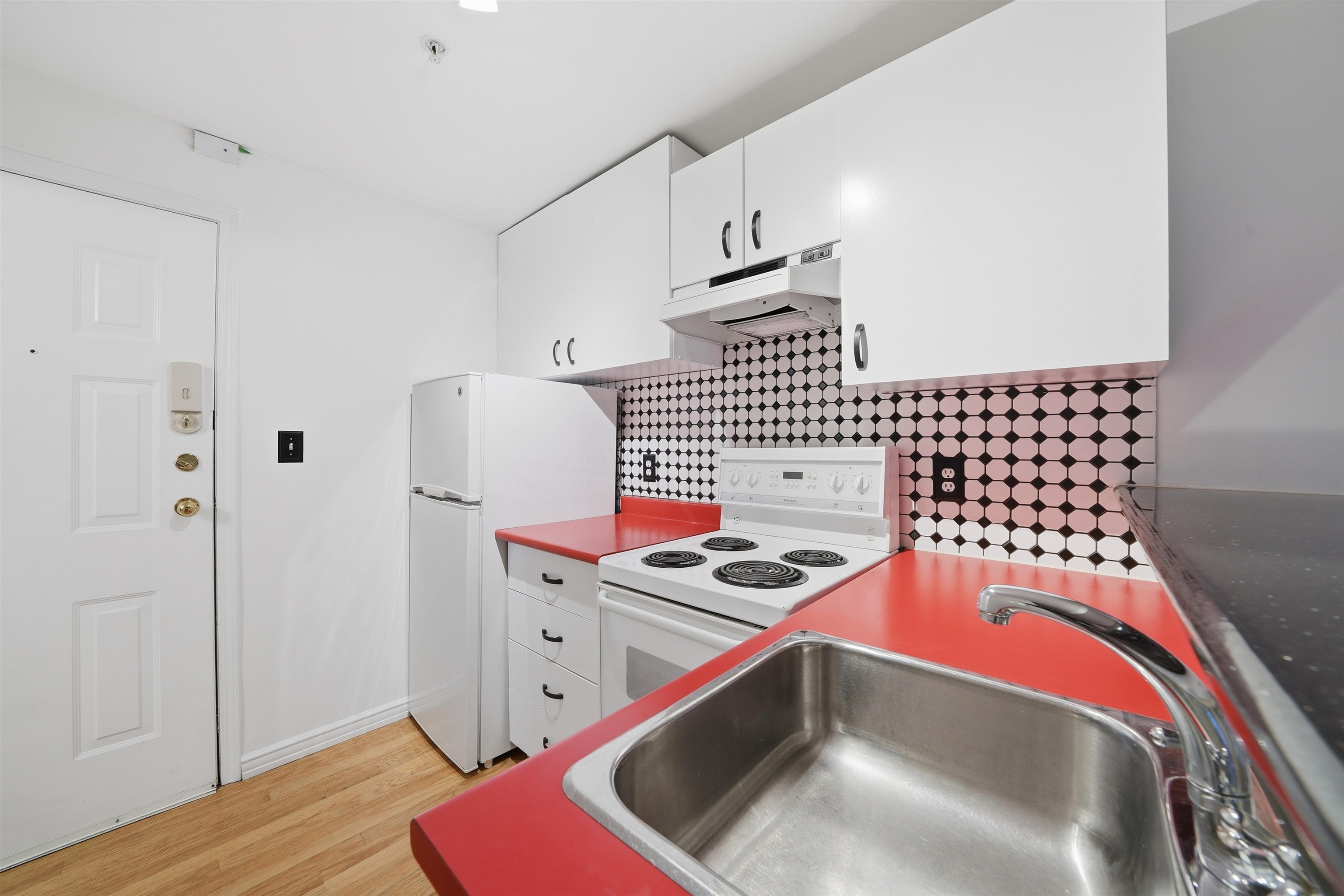 107 1940 BARCLAY STREET Unit: 107