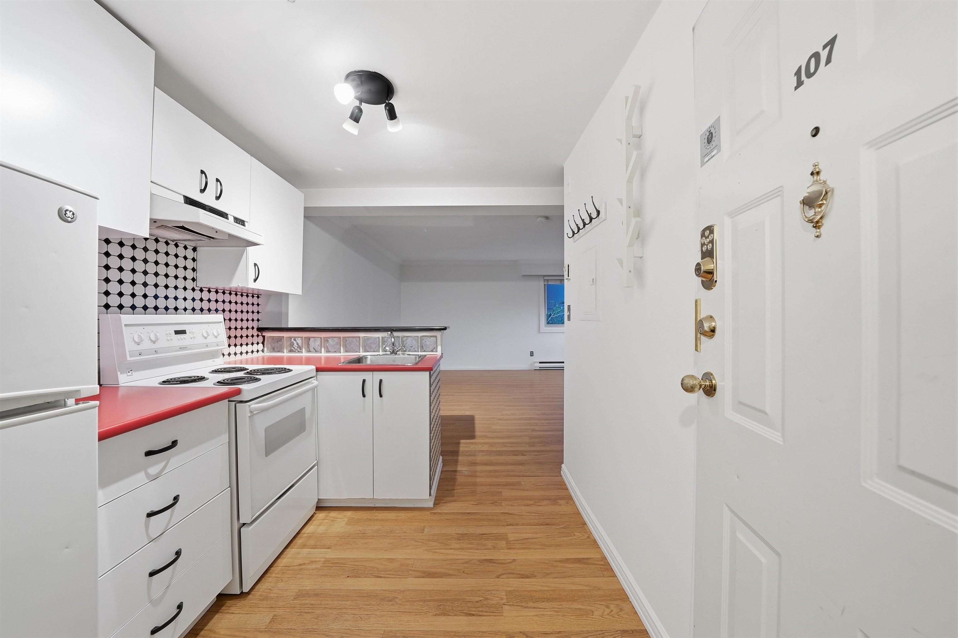 107 1940 BARCLAY STREET Unit: 107