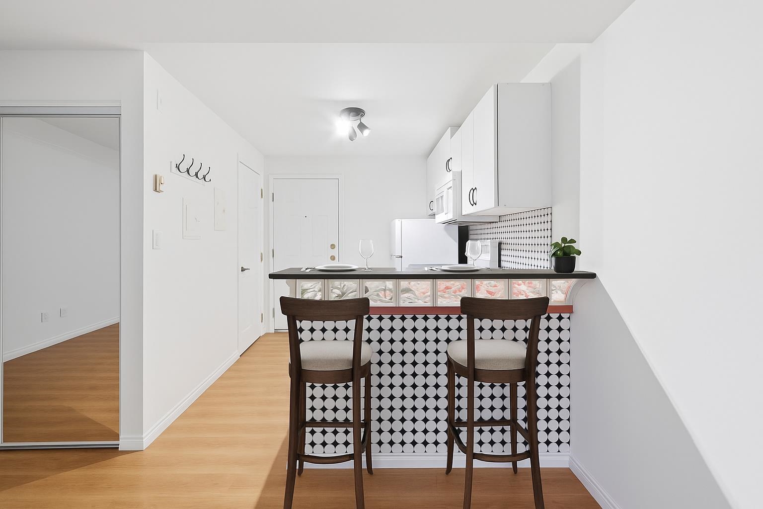 107 1940 BARCLAY STREET Unit: 107